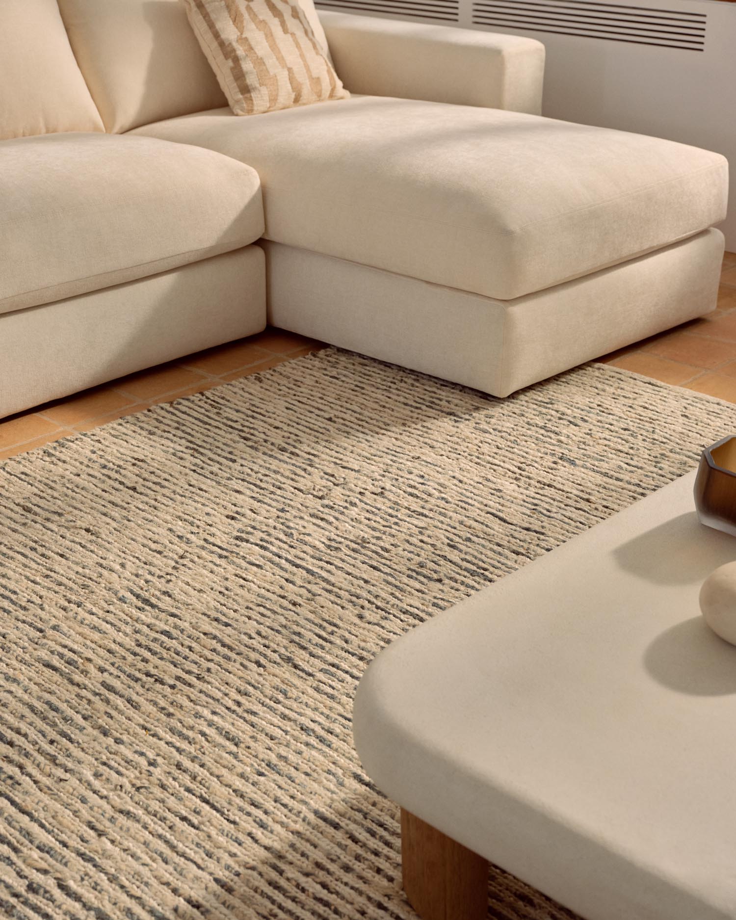 Entdecken Sie den Teppich Nairi aus geflochtener Jute in stilvollem Mehrfarbig. Ideal für jeden Raum, handgefertigt und nachhaltig.