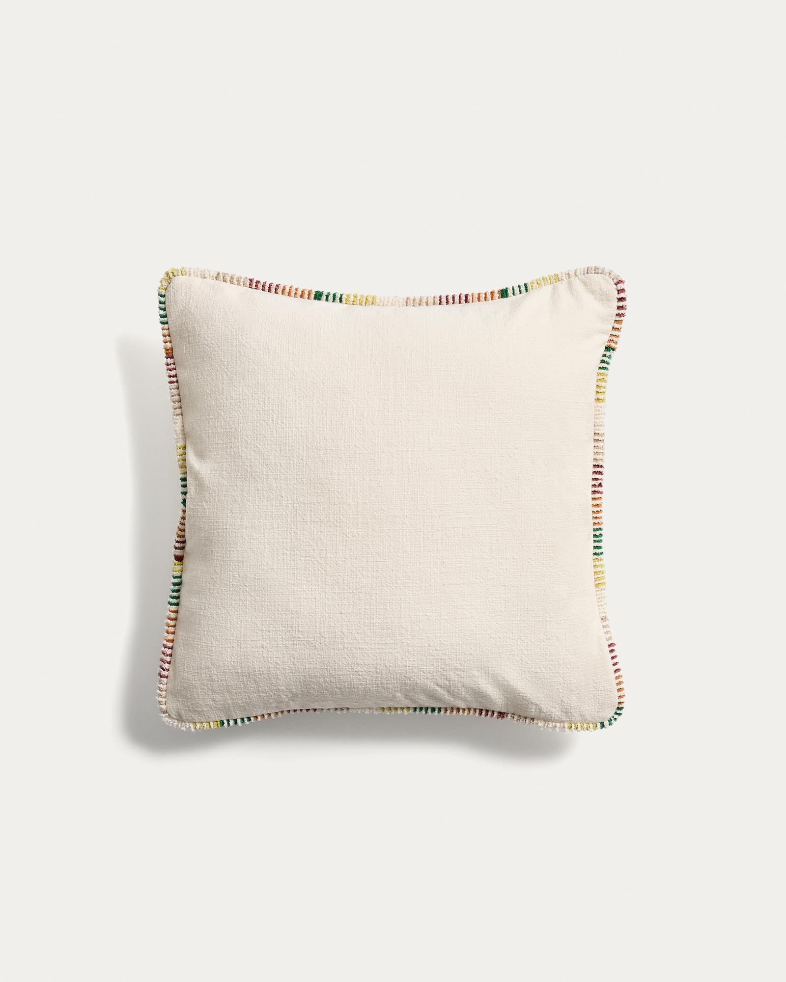 Kissenbezug Enari aus Baumwolle in Naturfarbe mit mehrfarbiger Kontrastpaspel 50 x 50 cm in Mehrfarbig präsentiert im Onlineshop von KAQTU Design AG. Deko Kissenbezug ist von Kave Home