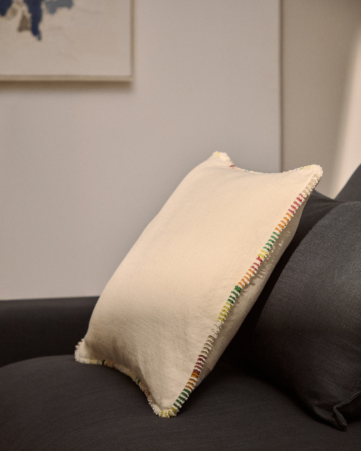 Kissenbezug Enari aus Baumwolle in Naturfarbe mit mehrfarbiger Kontrastpaspel 45 x 45 cm in Mehrfarbig präsentiert im Onlineshop von KAQTU Design AG. Deko Kissenbezug ist von Kave Home