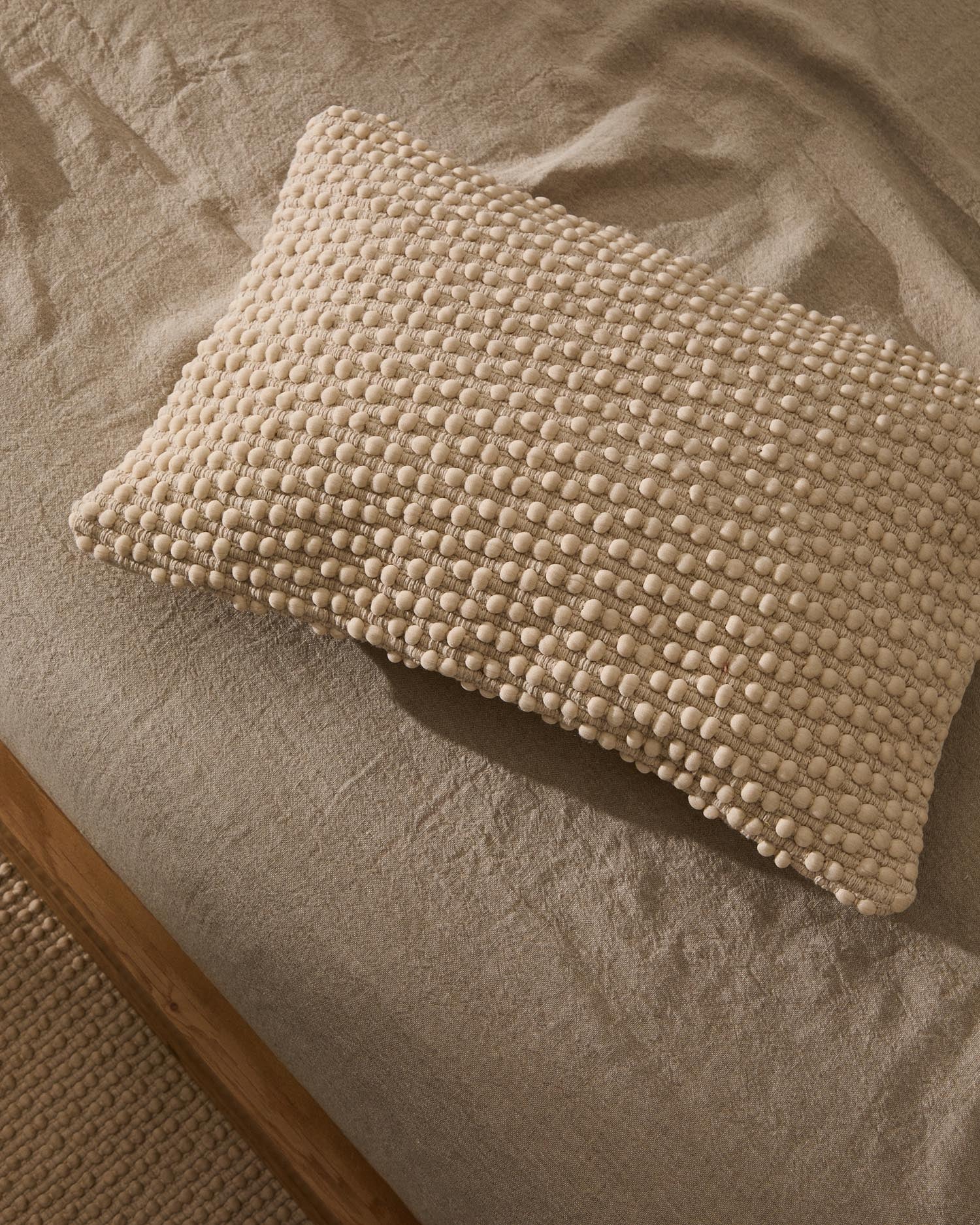 Kissenhülle Mascarell aus weisser Baumwolle und Polyester 40 x 60 cm in Weiss präsentiert im Onlineshop von KAQTU Design AG. Deko Kissenbezug ist von Kave Home
