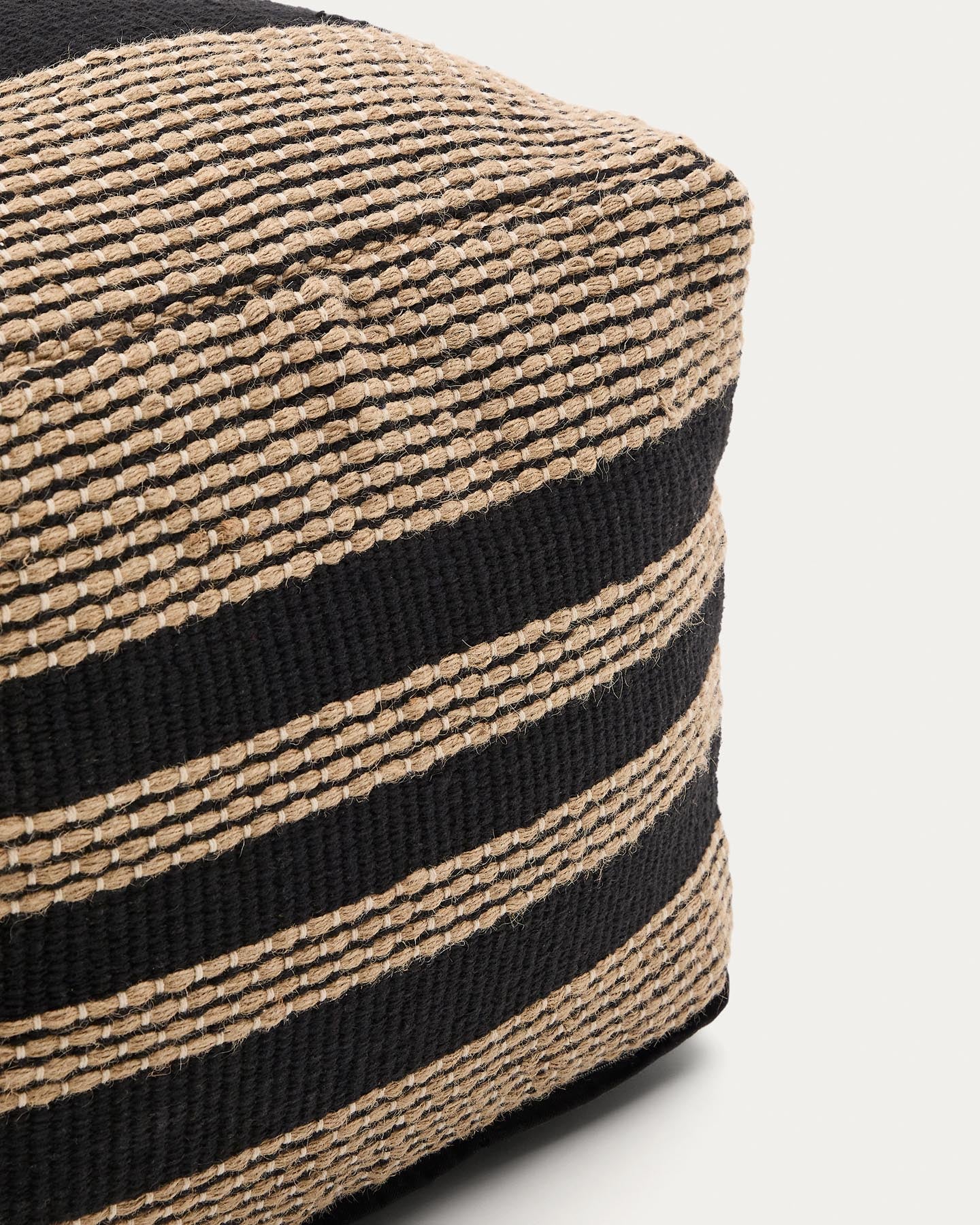 Pouf Aylin aus Baumwolle mit Jutestickerei in Beige und Schwarz 60 x 60 cm in Schwarz präsentiert im Onlineshop von KAQTU Design AG. Pouf ist von Kave Home
