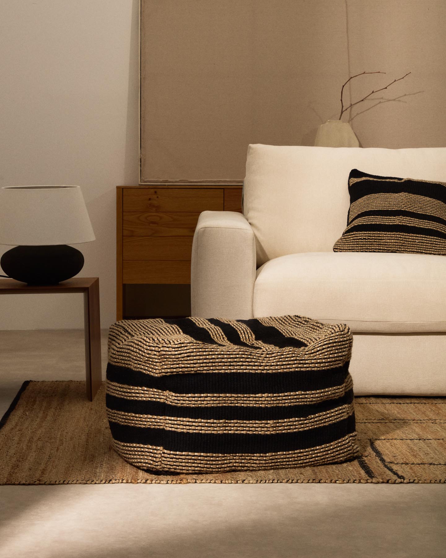 Pouf Aylin aus Baumwolle mit Jutestickerei in Beige und Schwarz 60 x 60 cm in Schwarz präsentiert im Onlineshop von KAQTU Design AG. Pouf ist von Kave Home