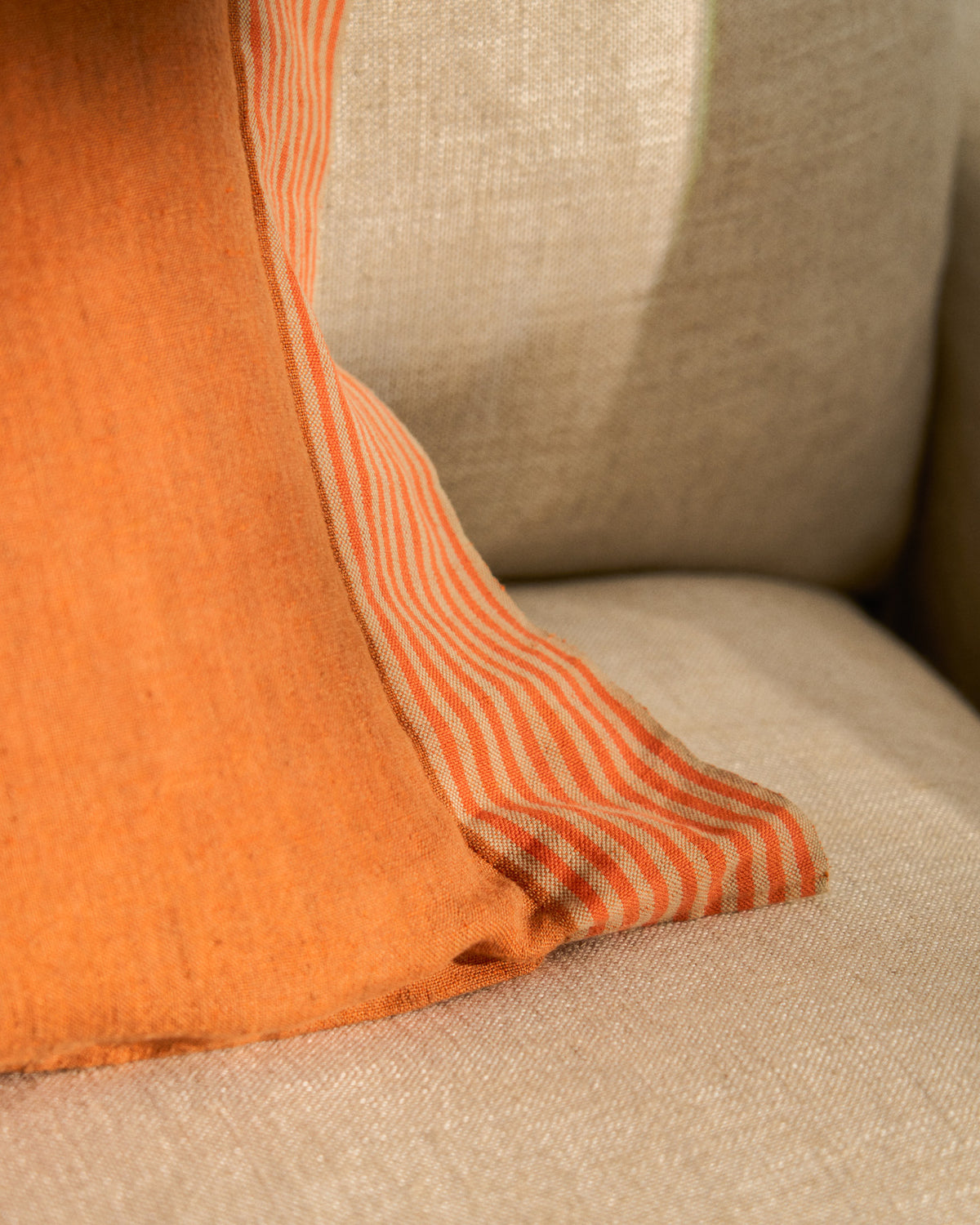 Kissenbezug Disea aus Leinen mit Streifendetail in Orange 40 x 60 cm in Orange präsentiert im Onlineshop von KAQTU Design AG. Deko Kissenbezug ist von Kave Home