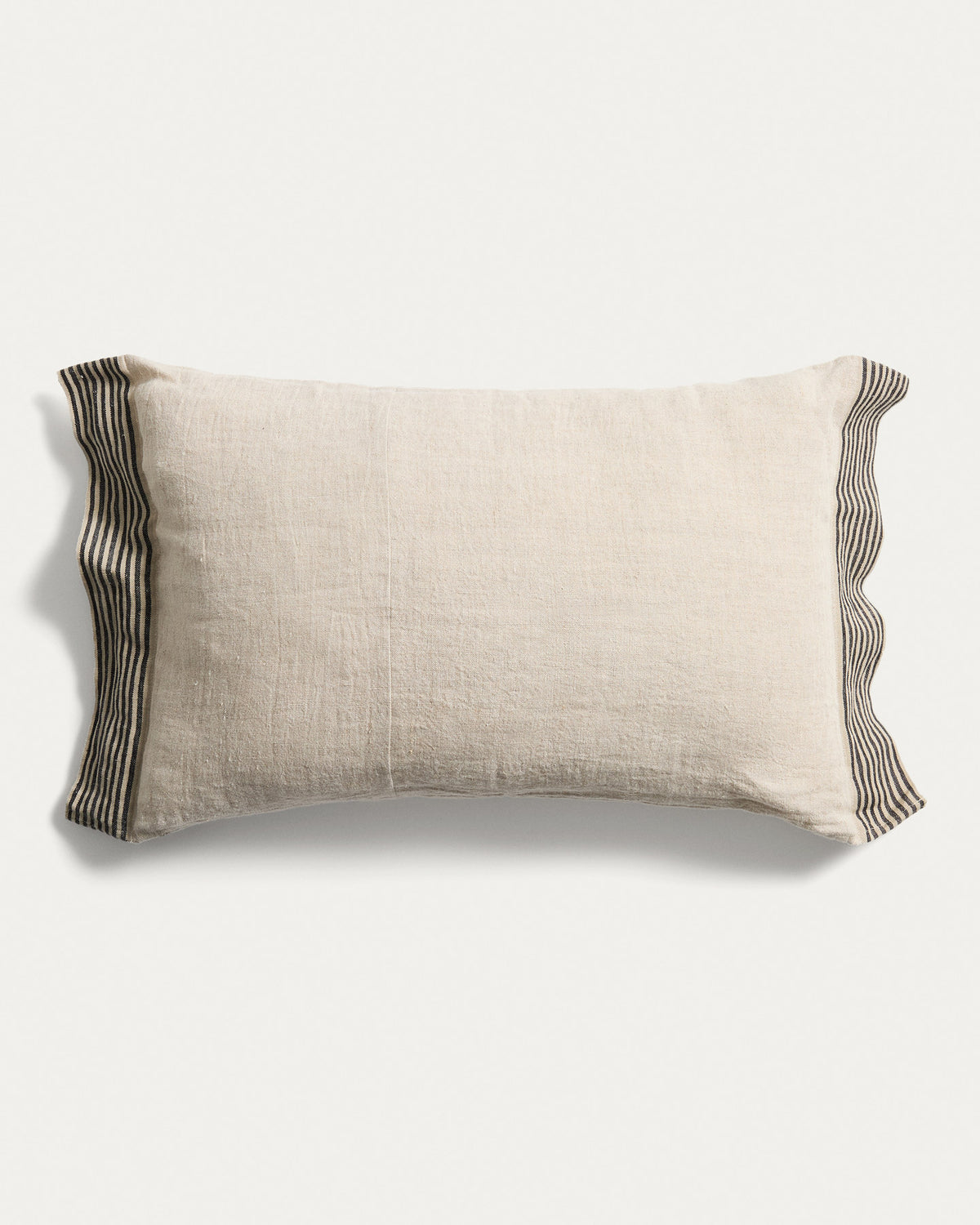Kissenbezug Disea aus beigem Leinen mit schwarzem Streifendetail 40 x 60 cm in Beige präsentiert im Onlineshop von KAQTU Design AG. Deko Kissenbezug ist von Kave Home