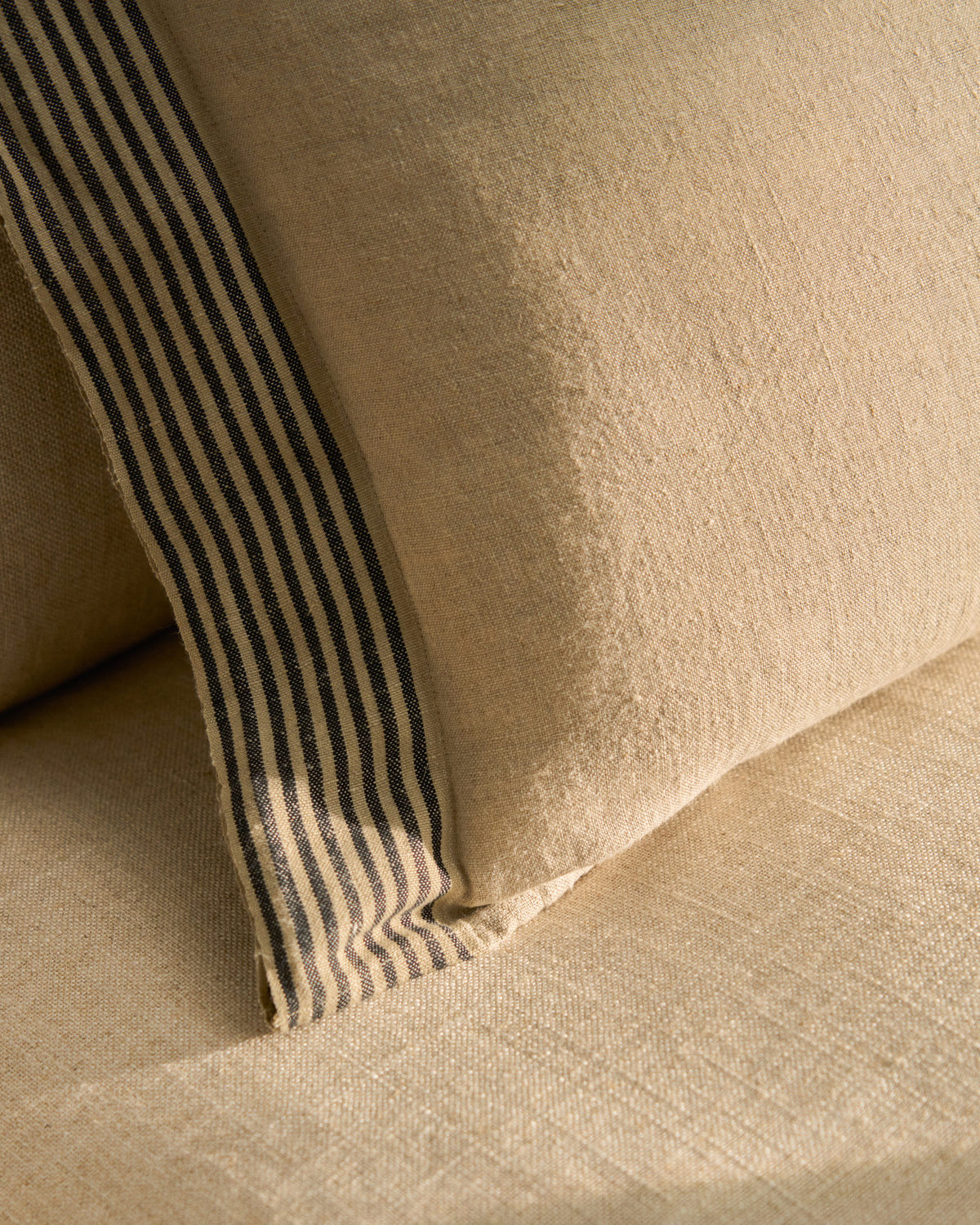 Kissenbezug Disea aus beigem Leinen mit schwarzem Streifendetail 40 x 60 cm in Beige präsentiert im Onlineshop von KAQTU Design AG. Deko Kissenbezug ist von Kave Home