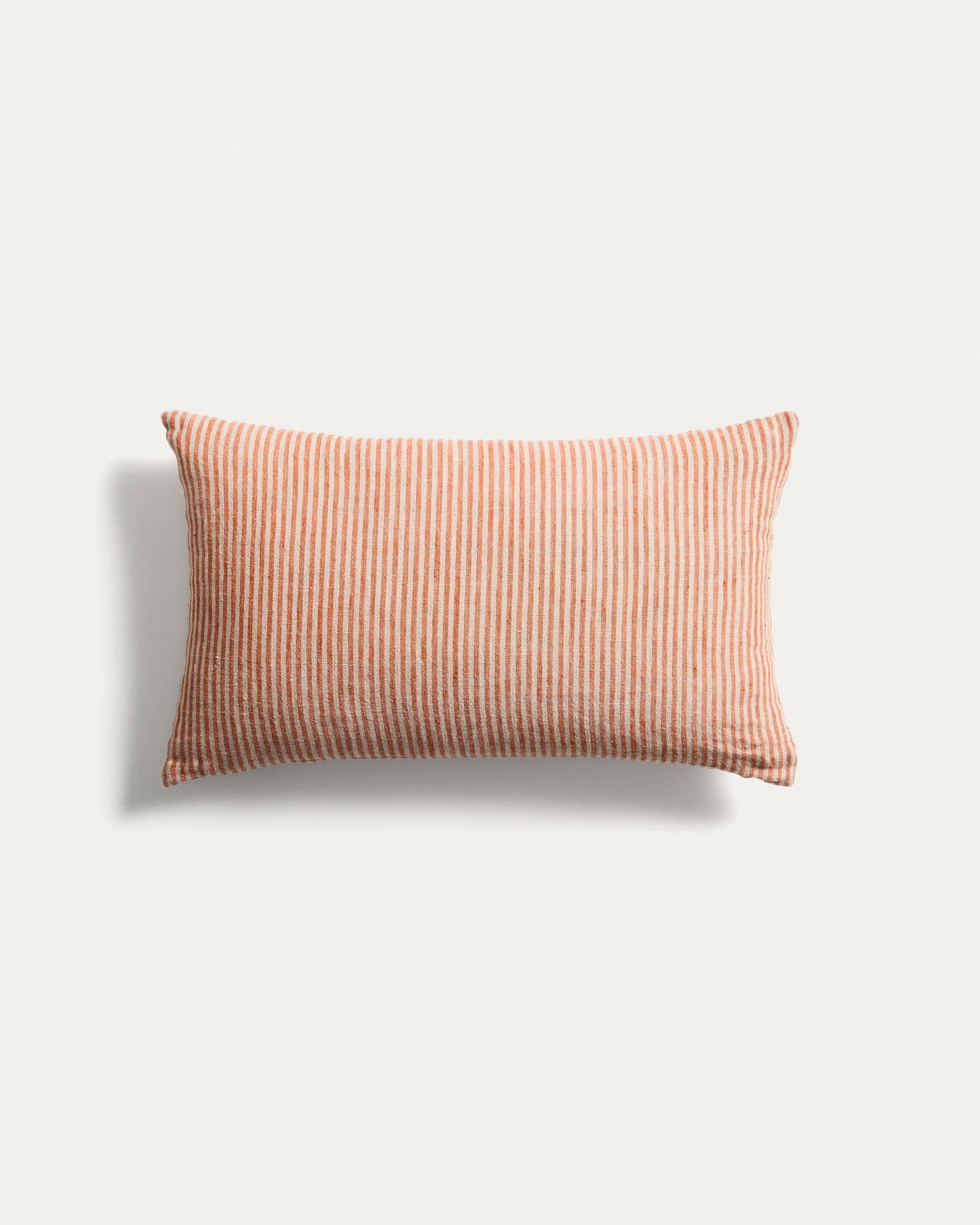 Kissenbezug Oriade aus Leinen mit orangefarbenen Streifen, 30 x 50 cm in Orange präsentiert im Onlineshop von KAQTU Design AG. Deko Kissenbezug ist von Kave Home
