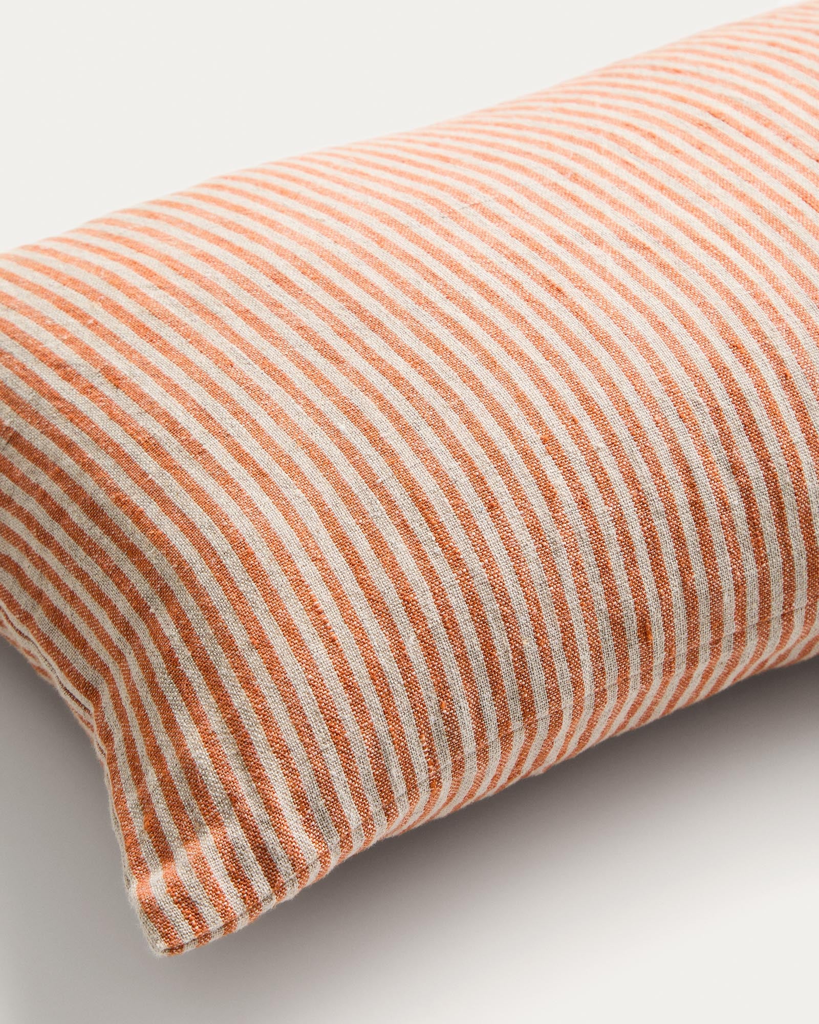 Leinen Kissenbezug Oriade in 30 x 50 cm mit stilvollen orangefarbenen Streifen, ideal für eine moderne Wohnraumgestaltung.