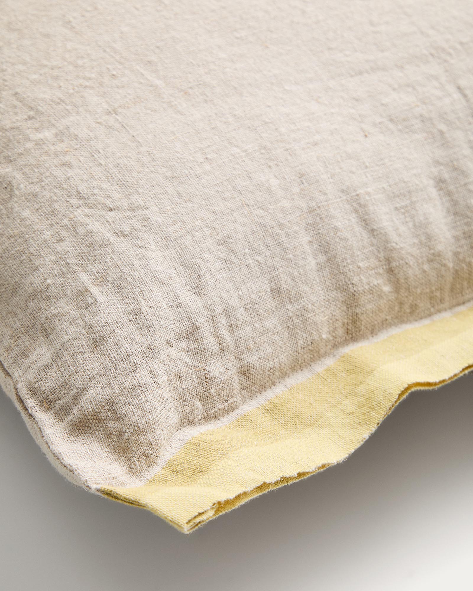 Beiger Leinenkissenbezug Disea mit gelben Akzenten, 45 x 45 cm, ideal für stilvolle Wohnraumdekoration von Kave Home.