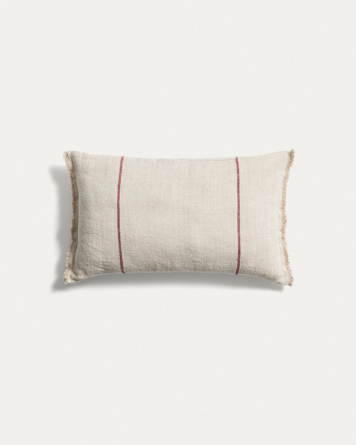 Kissenbezug Lidore aus beigem Leinen mit kontrastierenden roten Streifen, 30 x 50 cm in  präsentiert im Onlineshop von KAQTU Design AG. Deko Kissenbezug ist von Kave Home