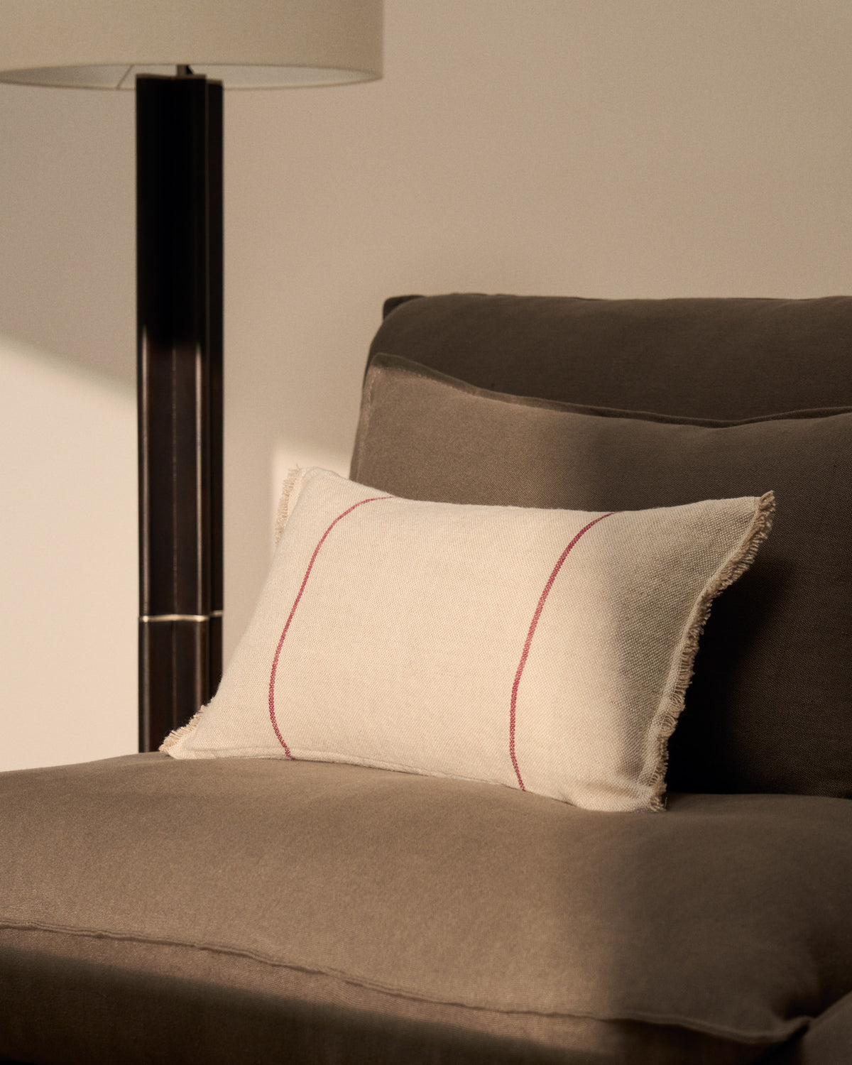 Kissenbezug Lidore aus beigem Leinen mit kontrastierenden roten Streifen, 30 x 50 cm in  präsentiert im Onlineshop von KAQTU Design AG. Deko Kissenbezug ist von Kave Home