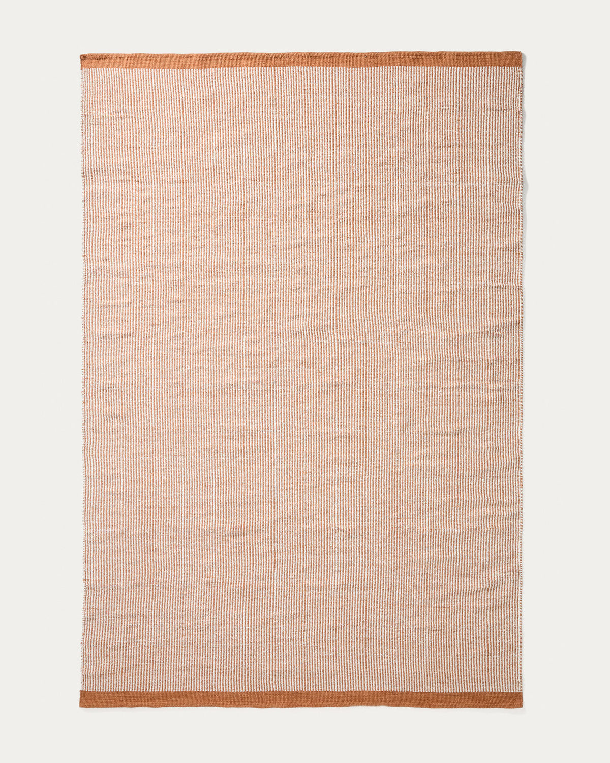 Teppich Tinei aus 100 % PET mit orangefarbenen Streifen, 200 x 300 cm in Ecru, Orange präsentiert im Onlineshop von KAQTU Design AG. Outdoor Teppich ist von Kave Home