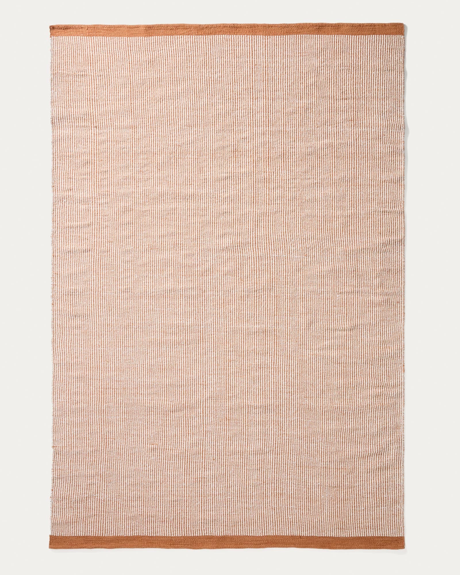 Teppich Tinei aus 100 % PET mit orangefarbenen Streifen, 200 x 300 cm in Orange präsentiert im Onlineshop von KAQTU Design AG. Outdoor Teppich ist von Kave Home