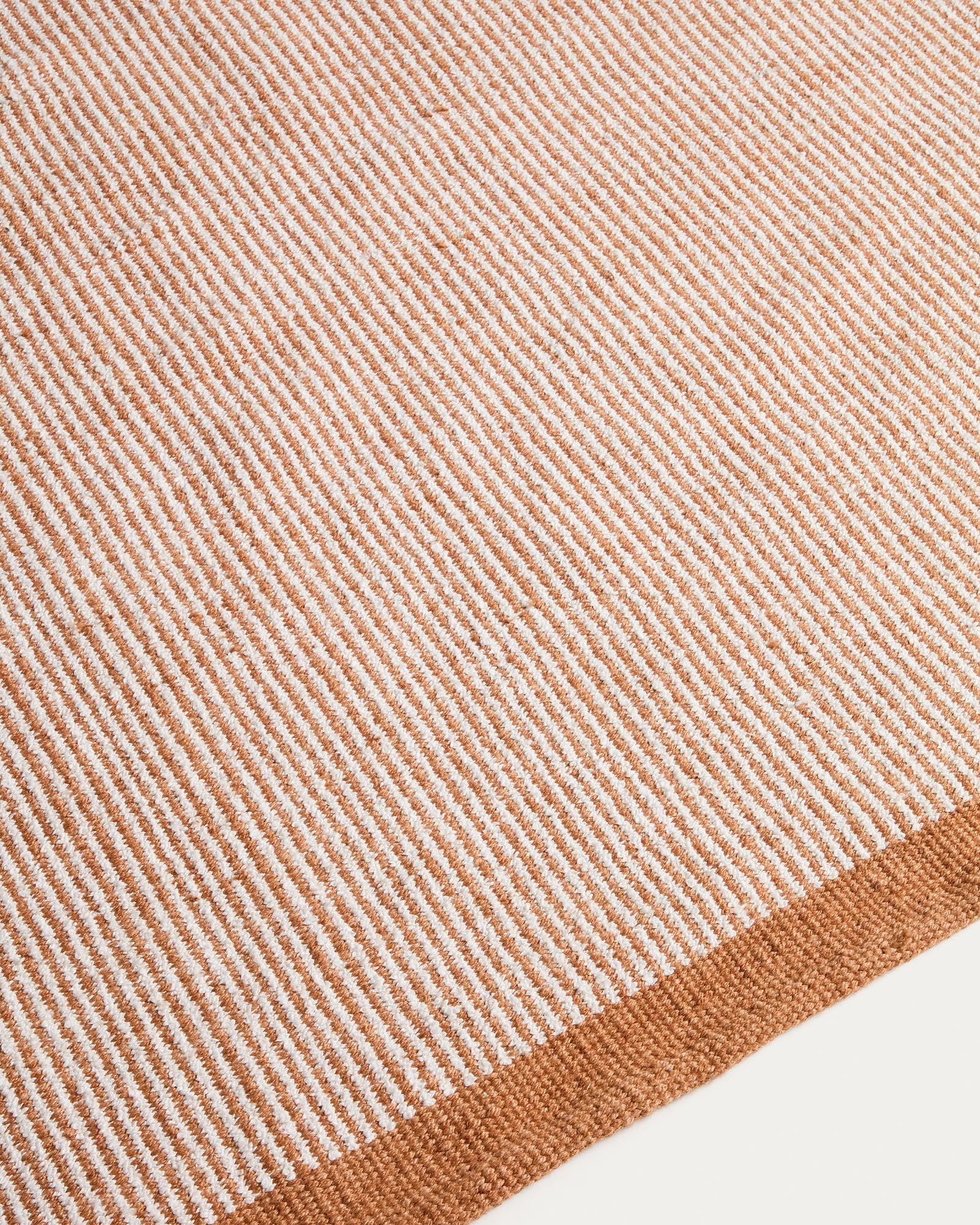 Teppich Tinei aus 100 % PET mit orangefarbenen Streifen, 200 x 300 cm in Orange präsentiert im Onlineshop von KAQTU Design AG. Outdoor Teppich ist von Kave Home