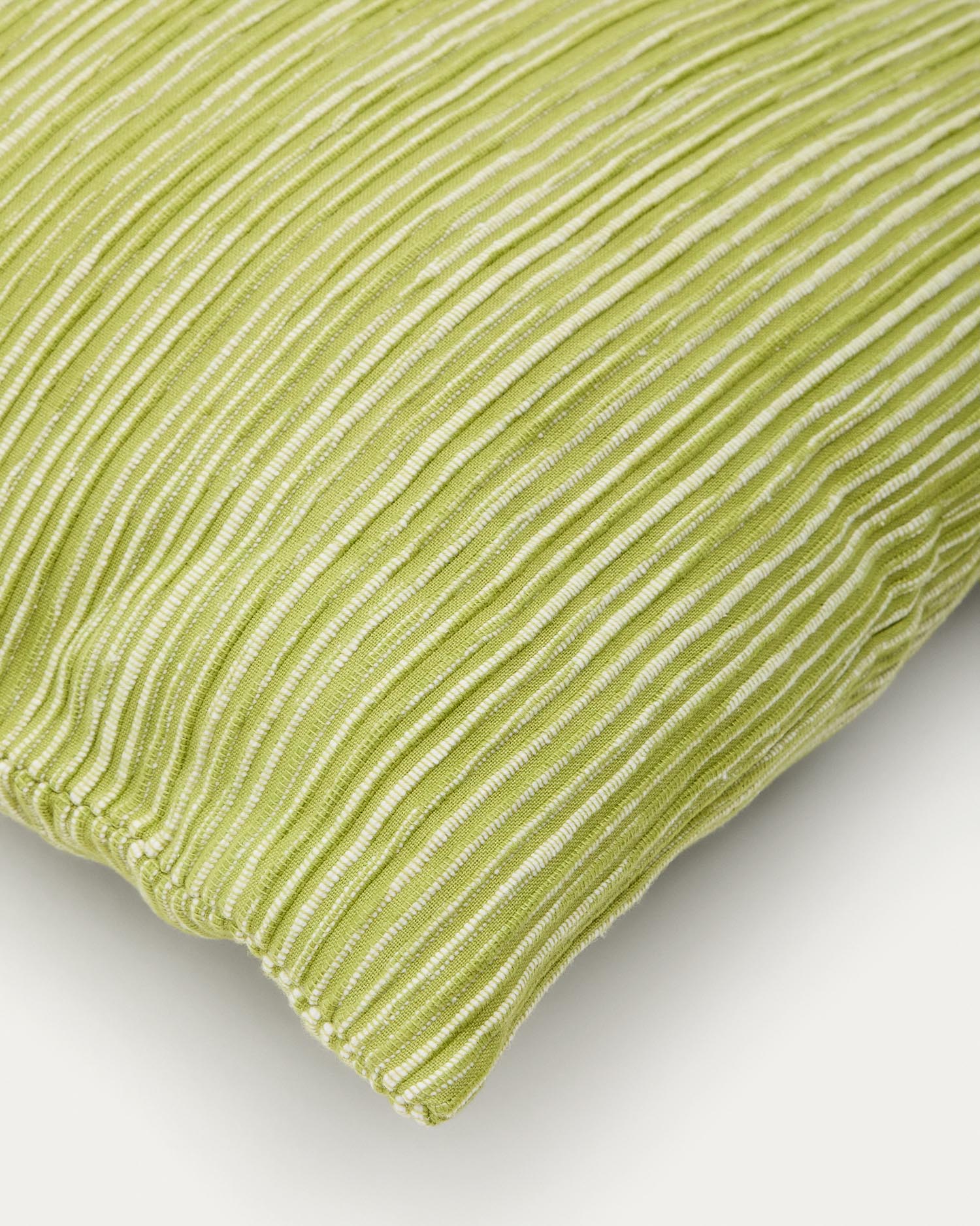 Kissenbezug Niera aus Baumwoll-Jacquard mit grünen Streifen, 45 x 45 cm in Hellgrün präsentiert im Onlineshop von KAQTU Design AG. Deko Kissenbezug ist von Kave Home