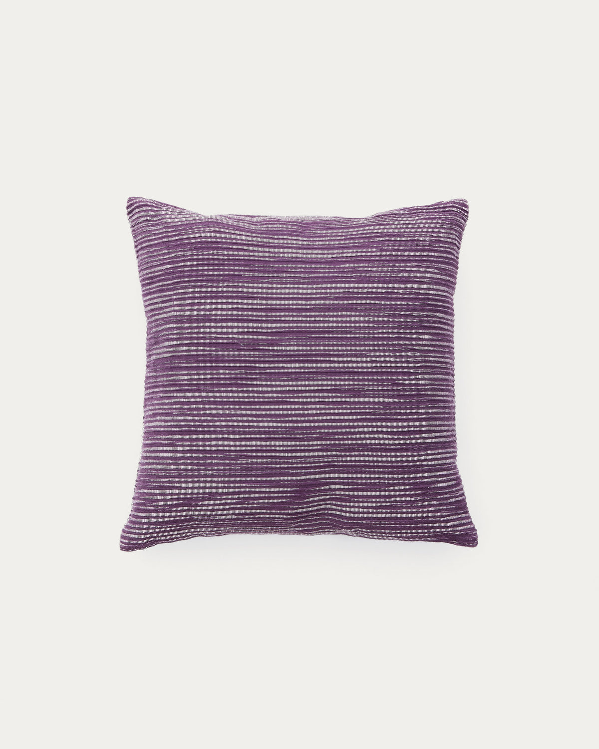 Kissenbezug Niera aus Baumwoll-Jacquard mit violetten Streifen, 45 x 45 cm in Lila präsentiert im Onlineshop von KAQTU Design AG. Deko Kissenbezug ist von Kave Home