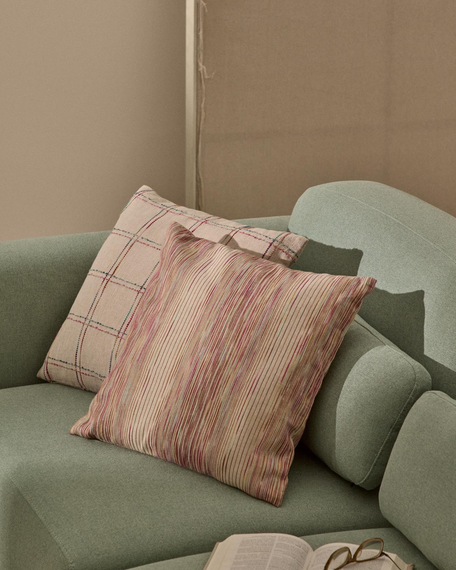 Mehrfarbiger Kissenbezug Merure aus Jacquard, 45 x 45 cm in Mehrfarbig präsentiert im Onlineshop von KAQTU Design AG. Deko Kissenbezug ist von Kave Home