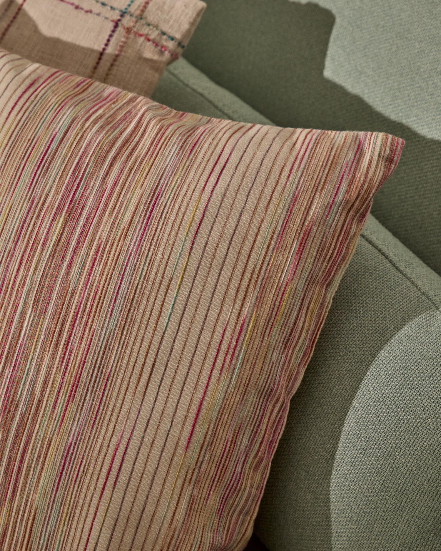 Mehrfarbiger Kissenbezug Merure aus Jacquard, 45 x 45 cm in Mehrfarbig präsentiert im Onlineshop von KAQTU Design AG. Deko Kissenbezug ist von Kave Home