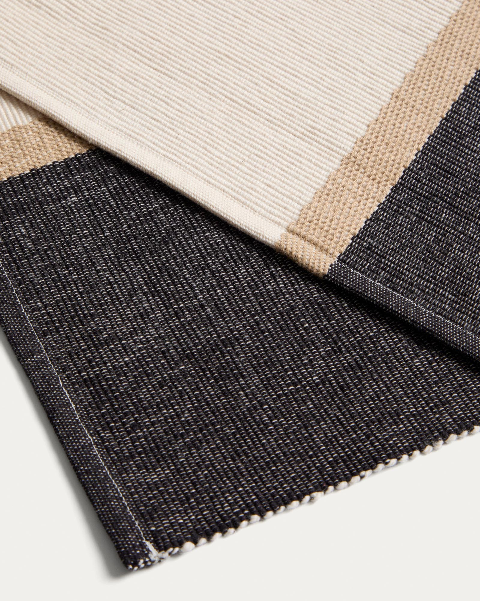 Elegantes Set aus zwei schwarzen Tischsets (35 x 50 cm) aus 100% Baumwolle, ideal für stilvolle Tischdekorationen.