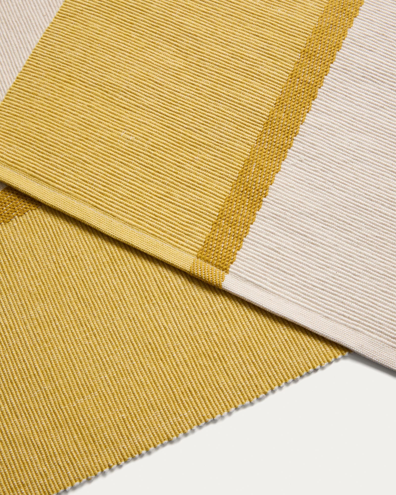 Helle, gelbe Tischsets aus 100% Baumwolle im praktischen 2er-Set, perfekt für eine lebendige und einladende Tischgestaltung, Maße: 35 x 50 cm.