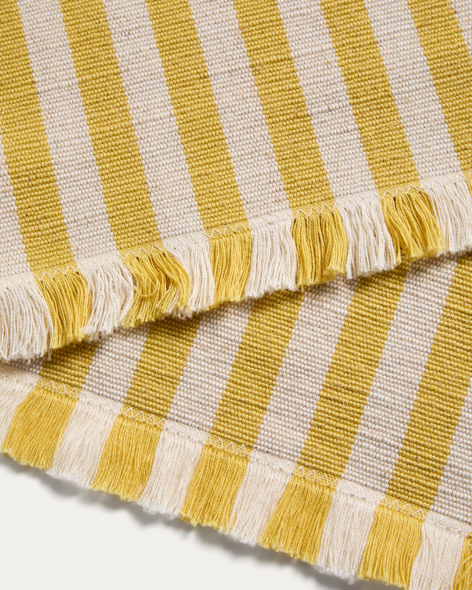 Zwei stilvolle Tischsets aus Baumwolle und Jute in gelb gestreiftem Design, ideal für eine moderne Tischdekoration, Maße 35 x 50 cm.