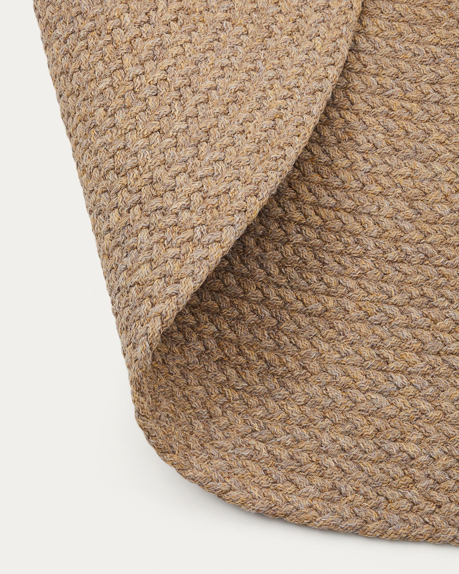 Verleihen Sie Ihrer Terrasse mit dem runden Teppich Despas (Ø150 cm) in Beige von Kave Home Eleganz. Robust, wetterfest und pflegeleicht!