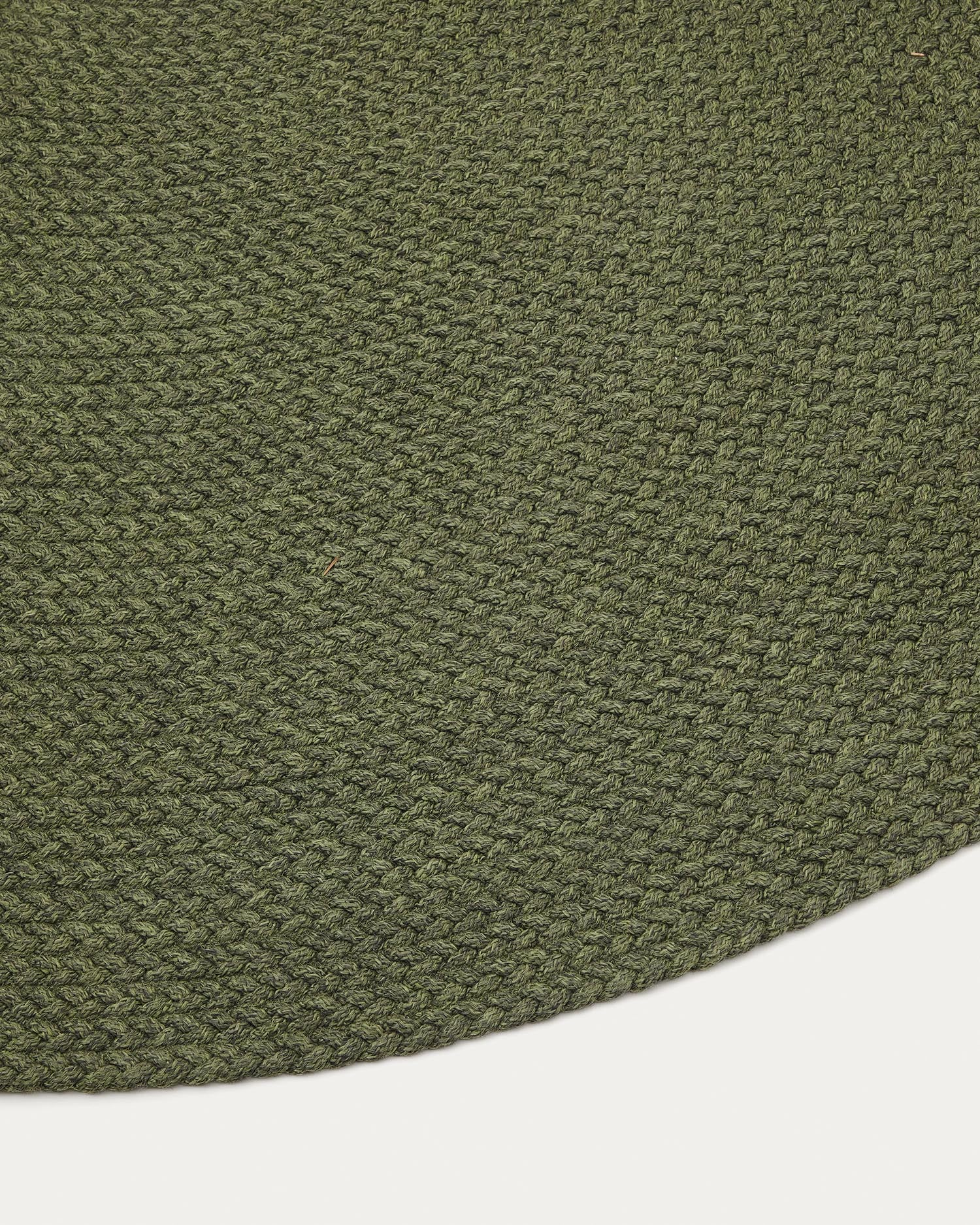 Gestalten Sie Ihren Außenbereich stilvoll mit dem grünen Teppich Despas (Ø150 cm) von Kave Home. Langlebig, wetterfest und elegant!