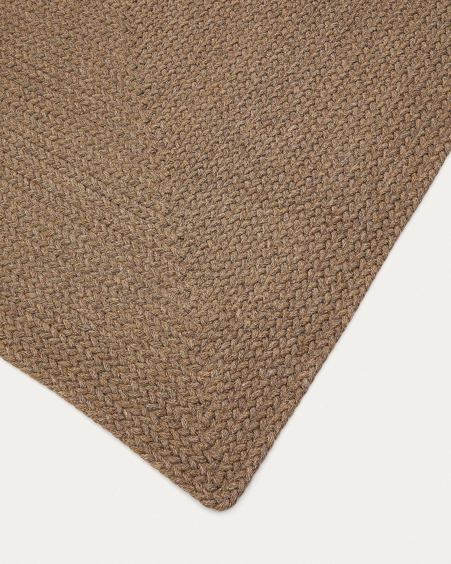 Gestalten Sie Ihre Terrasse mit dem robusten Teppich Despas (160 x 230 cm) von Kave Home – stilvoll, pflegeleicht und ideal für den Außenbereich.