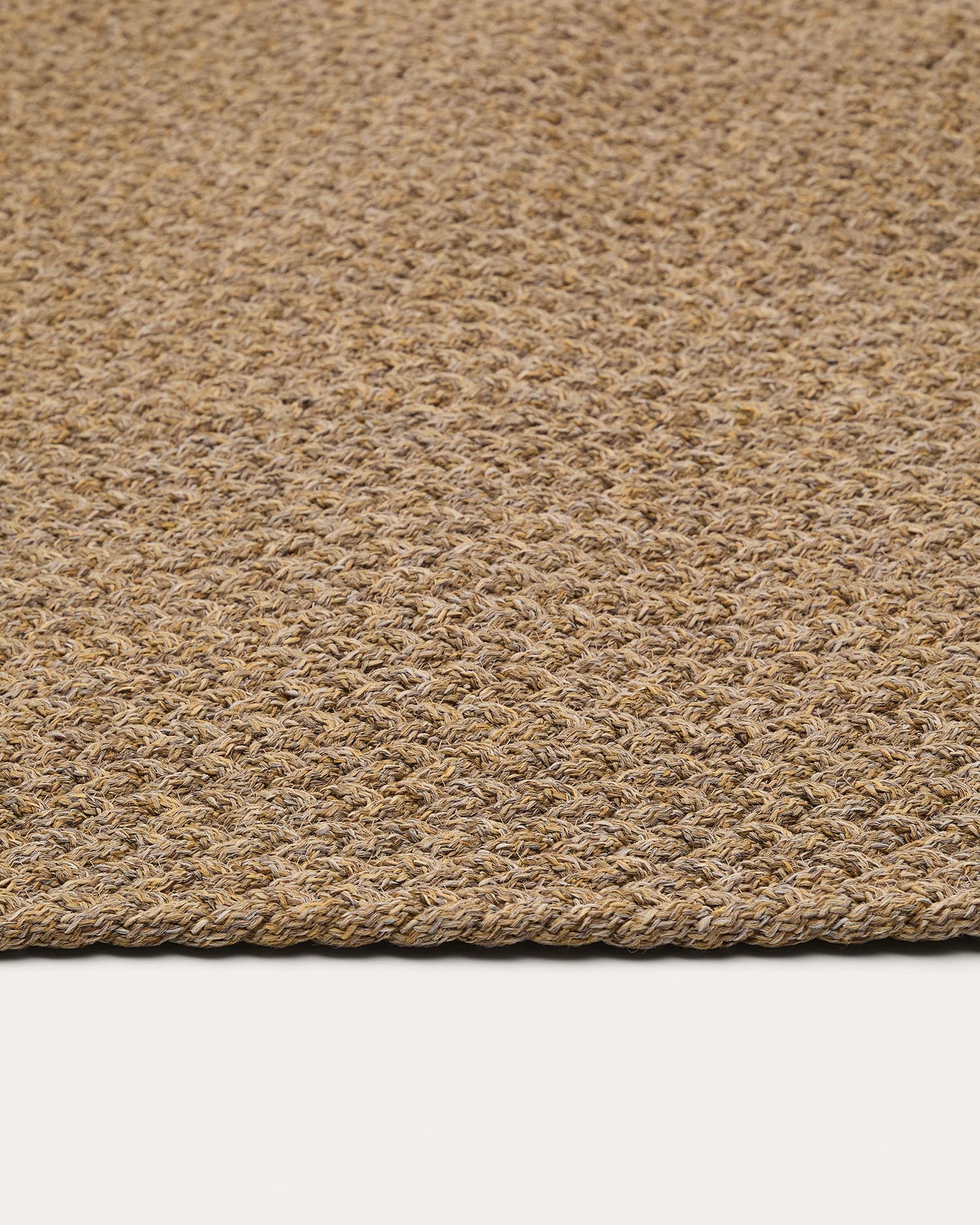 Verleihen Sie Ihrem Außenbereich mit dem eleganten Teppich Despas (160 x 230 cm) von Kave Home einen Hauch von Stil und Robustheit.