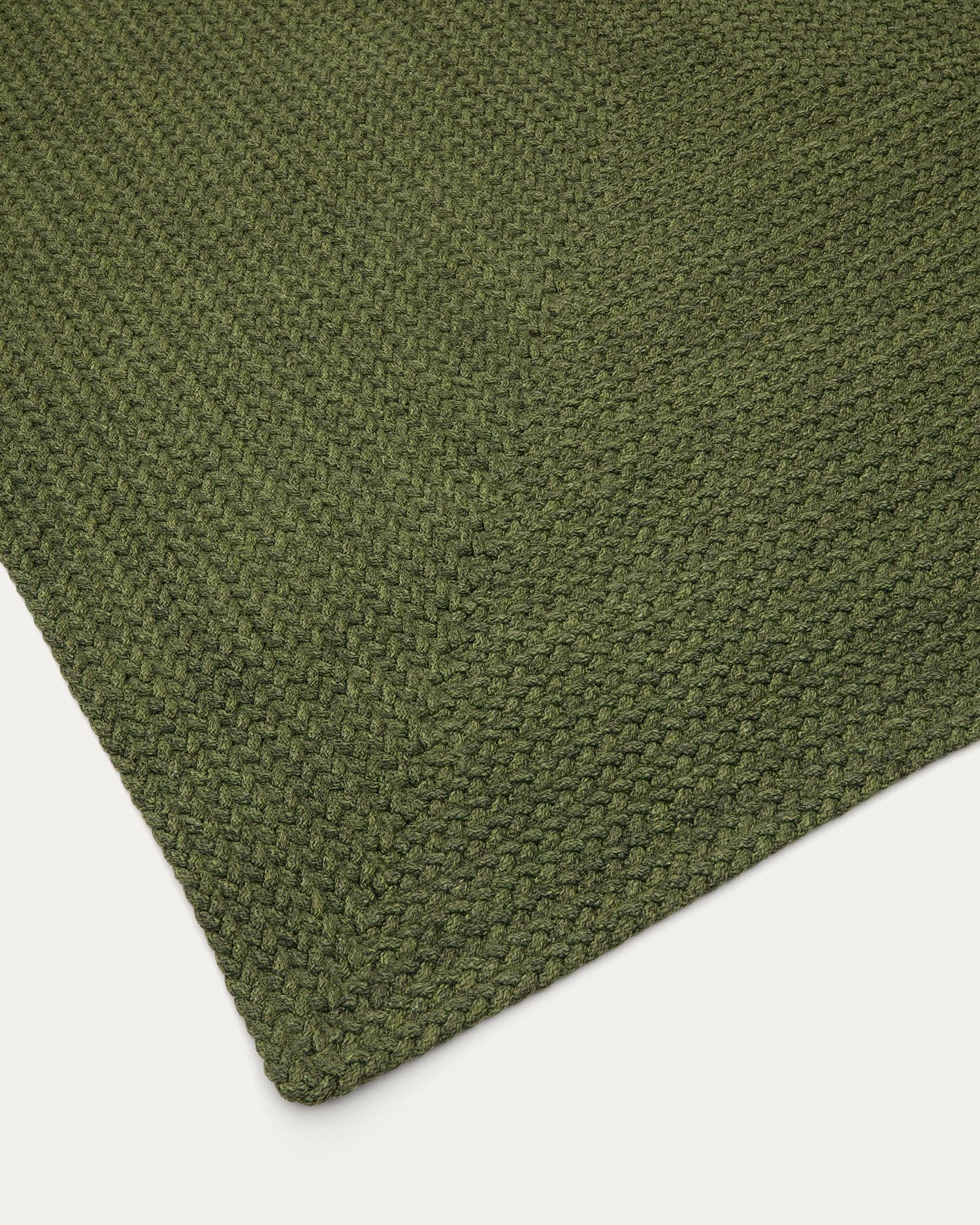 Gestalten Sie Ihren Außenbereich mit dem stilvollen Teppich Despas in Grün (160 x 230 cm) von Kave Home – robust, wetterfest und leicht zu reinigen.