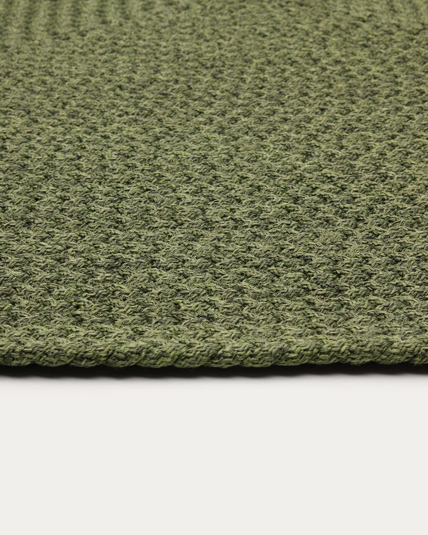 Verleihen Sie Ihrem Außenbereich mit dem eleganten Teppich Despas in Grün (160 x 230 cm) von Kave Home einen modernen Akzent – langlebig und pflegeleicht.