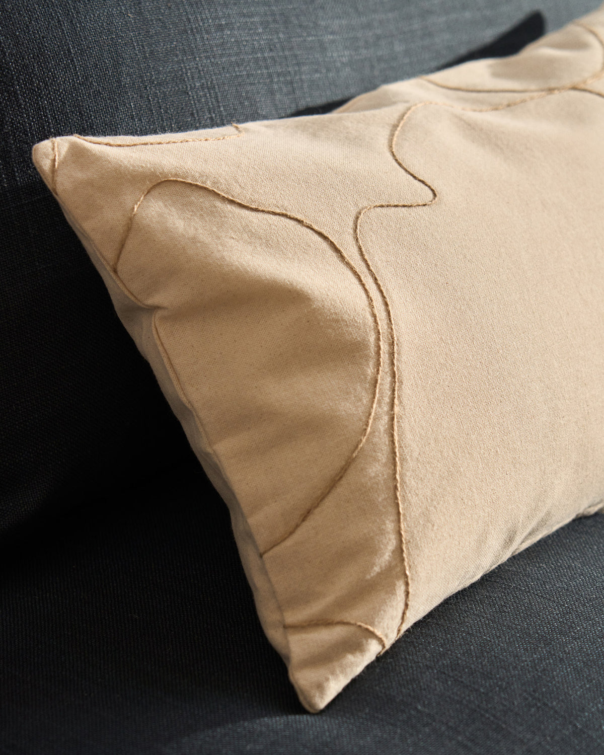 Kissenbezug Dibel aus ecrufarbener Baumwolle mit beiger Stickerei, 30 x 50 cm in Beige präsentiert im Onlineshop von KAQTU Design AG. Deko Kissenbezug ist von Kave Home