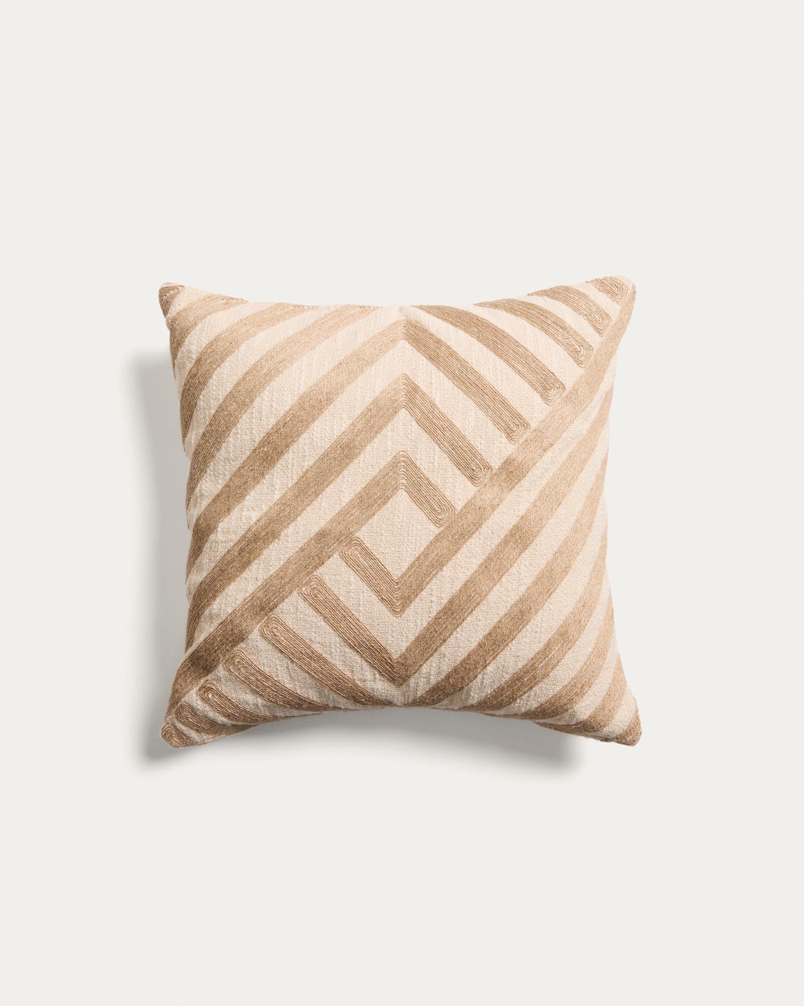 Kissenbezug Silume aus ecrufarbener Baumwolle mit beiger Jutestickerei, 45 x 45 cm in Beige präsentiert im Onlineshop von KAQTU Design AG. Deko Kissenbezug ist von Kave Home