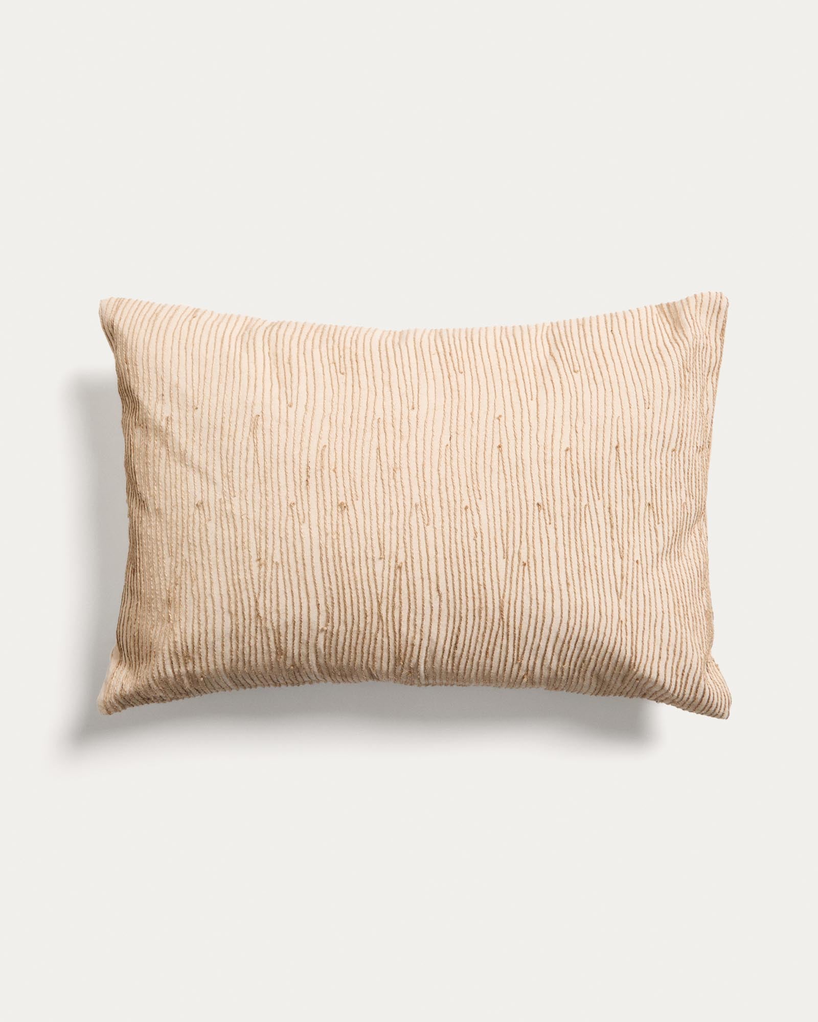 Kissenbezug Belae aus ecrufarbener Baumwolle mit beiger Jutestickerei, 40 x 60 cm in Beige präsentiert im Onlineshop von KAQTU Design AG. Deko Kissenbezug ist von Kave Home