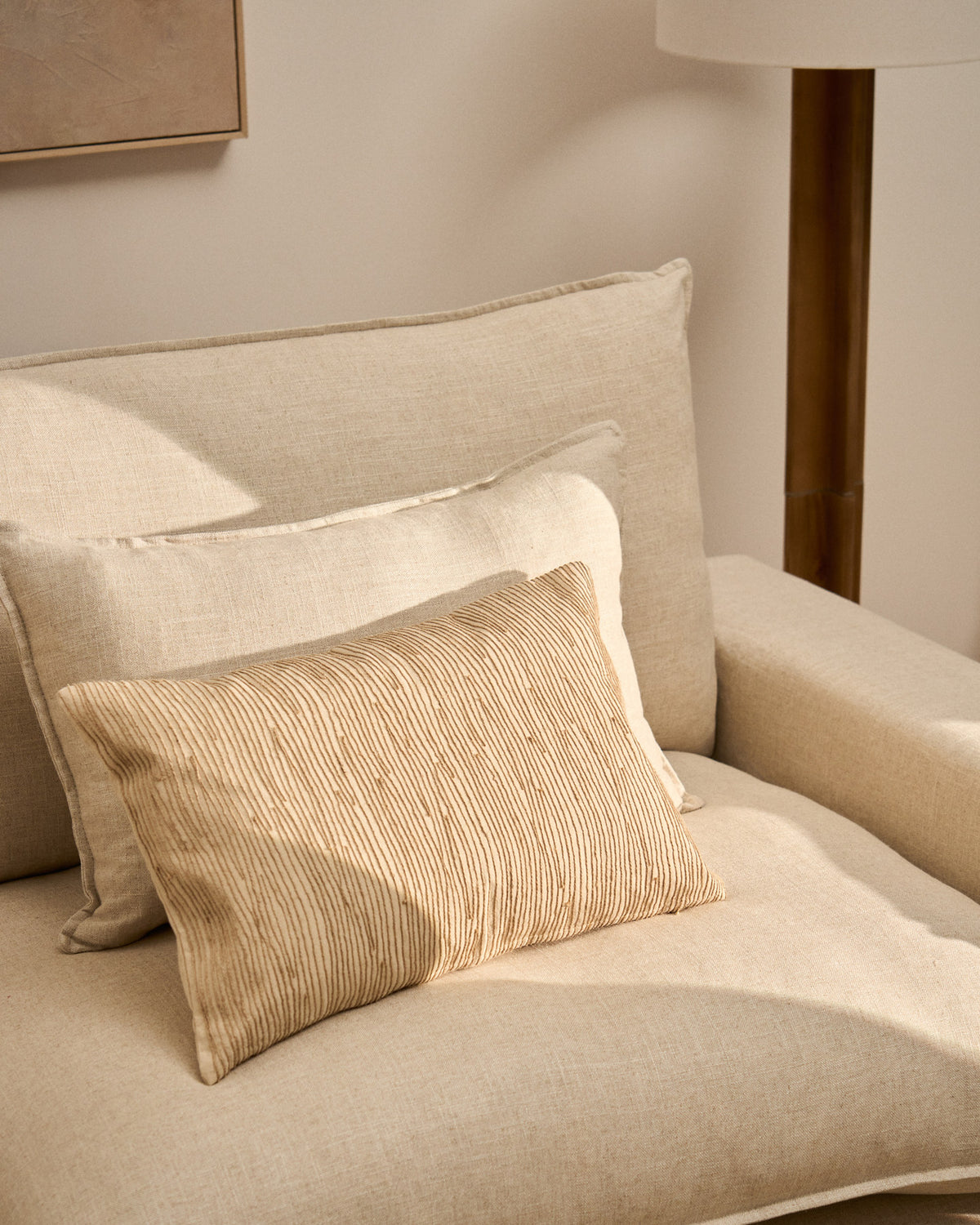 Kissenbezug Belae aus ecrufarbener Baumwolle mit beiger Jutestickerei, 40 x 60 cm in Beige präsentiert im Onlineshop von KAQTU Design AG. Deko Kissenbezug ist von Kave Home