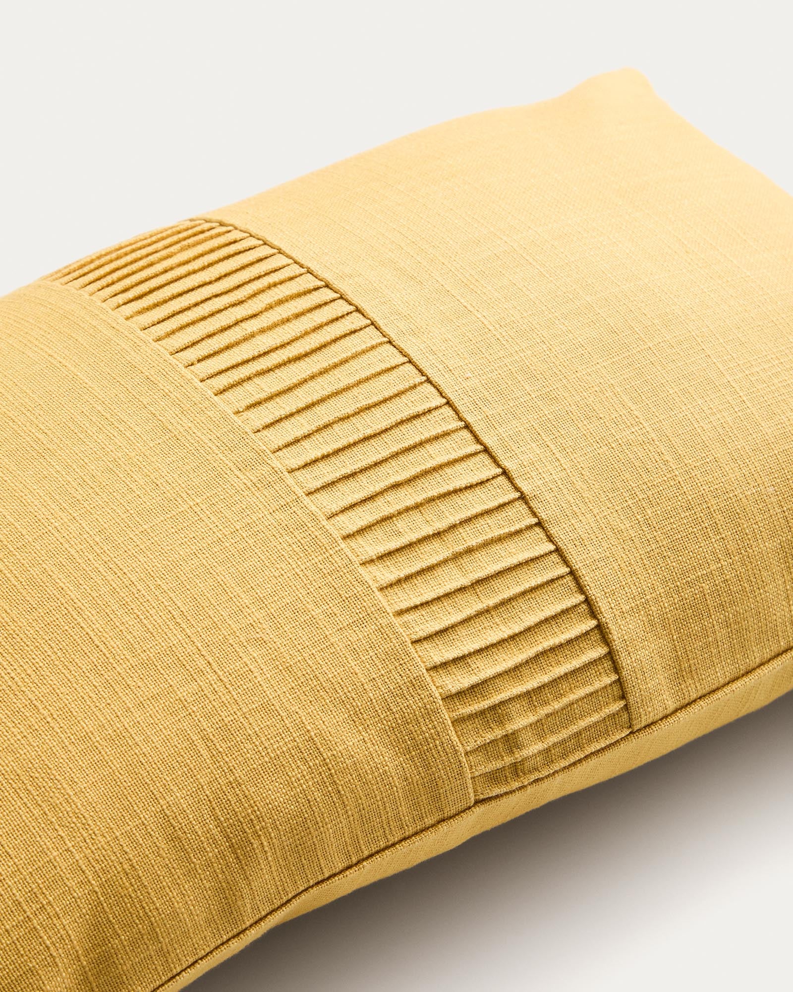 Eleganter Kissenbezug Luadia in strahlendem Gelb mit feinem Plisseedetail, ideal für stilvolle Wohnakzente, 30 x 50 cm.