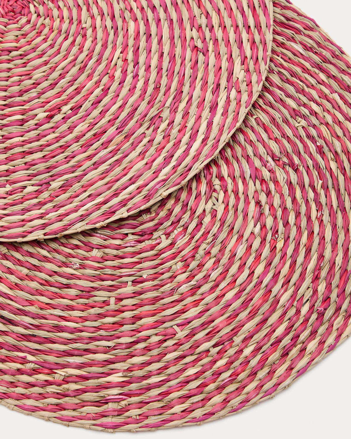 Set Rivela aus 2 Tischsets aus Seegras in Rot Ø 38 cm in Rot präsentiert im Onlineshop von KAQTU Design AG. Tischset ist von Kave Home