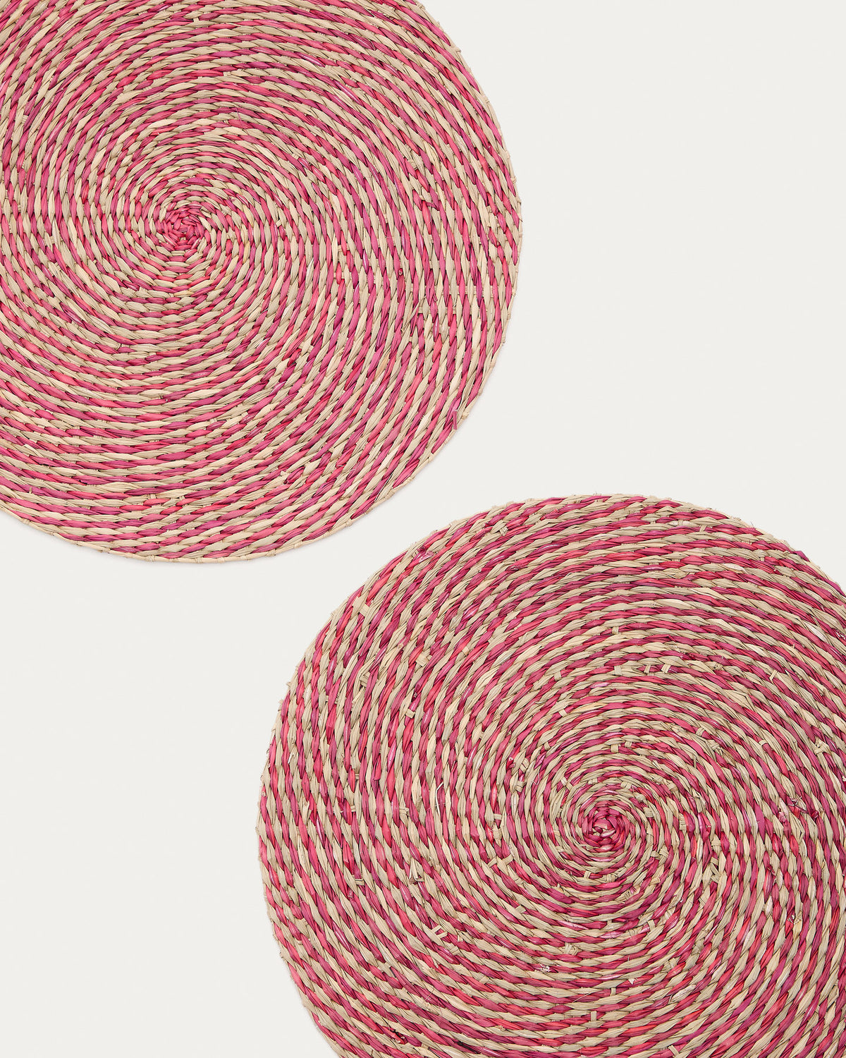 Set Rivela aus 2 Tischsets aus Seegras in Rot Ø 38 cm in Rot präsentiert im Onlineshop von KAQTU Design AG. Tischset ist von Kave Home