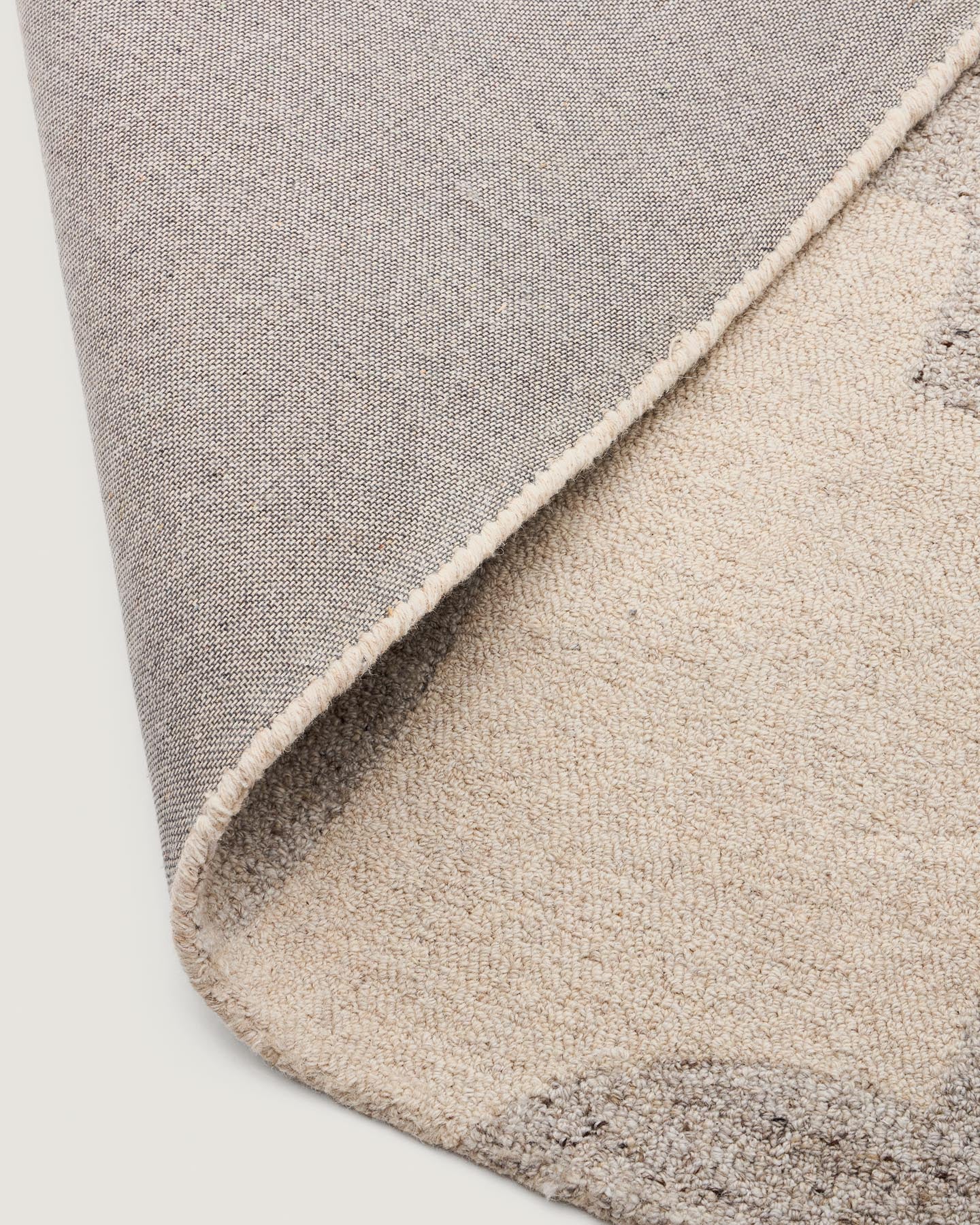 Wollmix-Teppich Norela mit Jacquard-Muster, grau 300 x 200 cm in Grau präsentiert im Onlineshop von KAQTU Design AG. Teppich ist von Kave Home