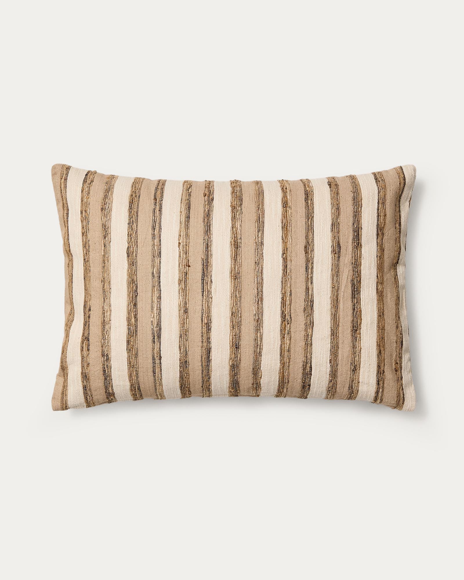 Kissenbezug Dorevi aus einer Seidenmischung mit ecrufarbenen Jacquard-Streifen, 40 x 60 cm in Ecru präsentiert im Onlineshop von KAQTU Design AG. Deko Kissenbezug ist von Kave Home