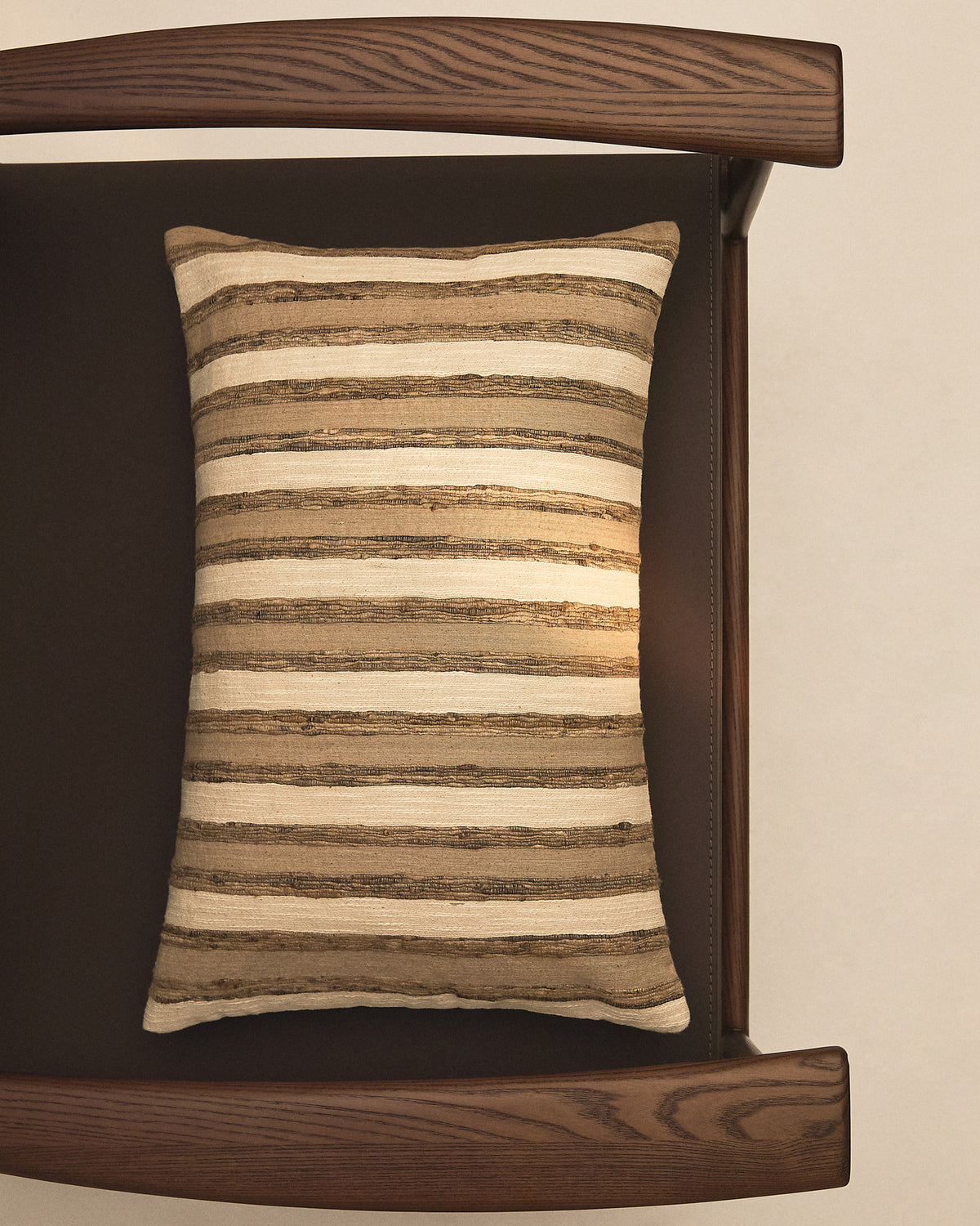 Kissenbezug Dorevi aus einer Seidenmischung mit ecrufarbenen Jacquard-Streifen, 40 x 60 cm in Ecru präsentiert im Onlineshop von KAQTU Design AG. Deko Kissenbezug ist von Kave Home