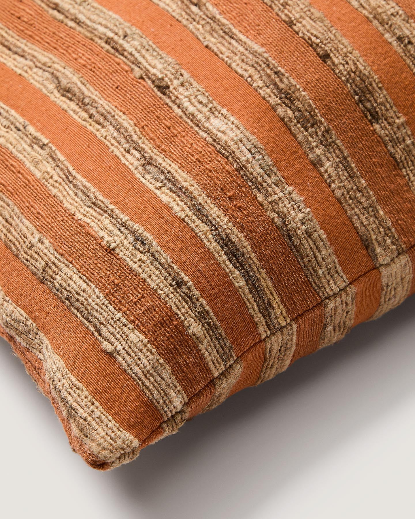 Kissenbezug Dorevi aus einer Seidenmischung mit orangen Jacquard-Streifen, 40 x 60 cm in Orange präsentiert im Onlineshop von KAQTU Design AG. Deko Kissenbezug ist von Kave Home