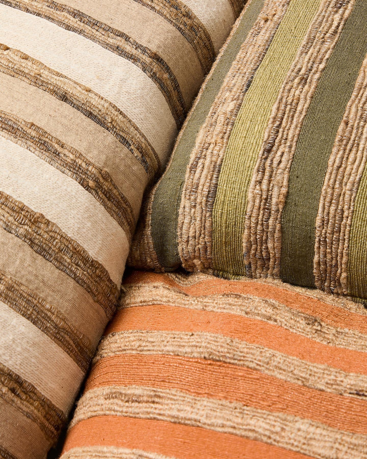 Kissenbezug Dorevi aus einer Seidenmischung mit orangen Jacquard-Streifen, 40 x 60 cm in Orange präsentiert im Onlineshop von KAQTU Design AG. Deko Kissenbezug ist von Kave Home