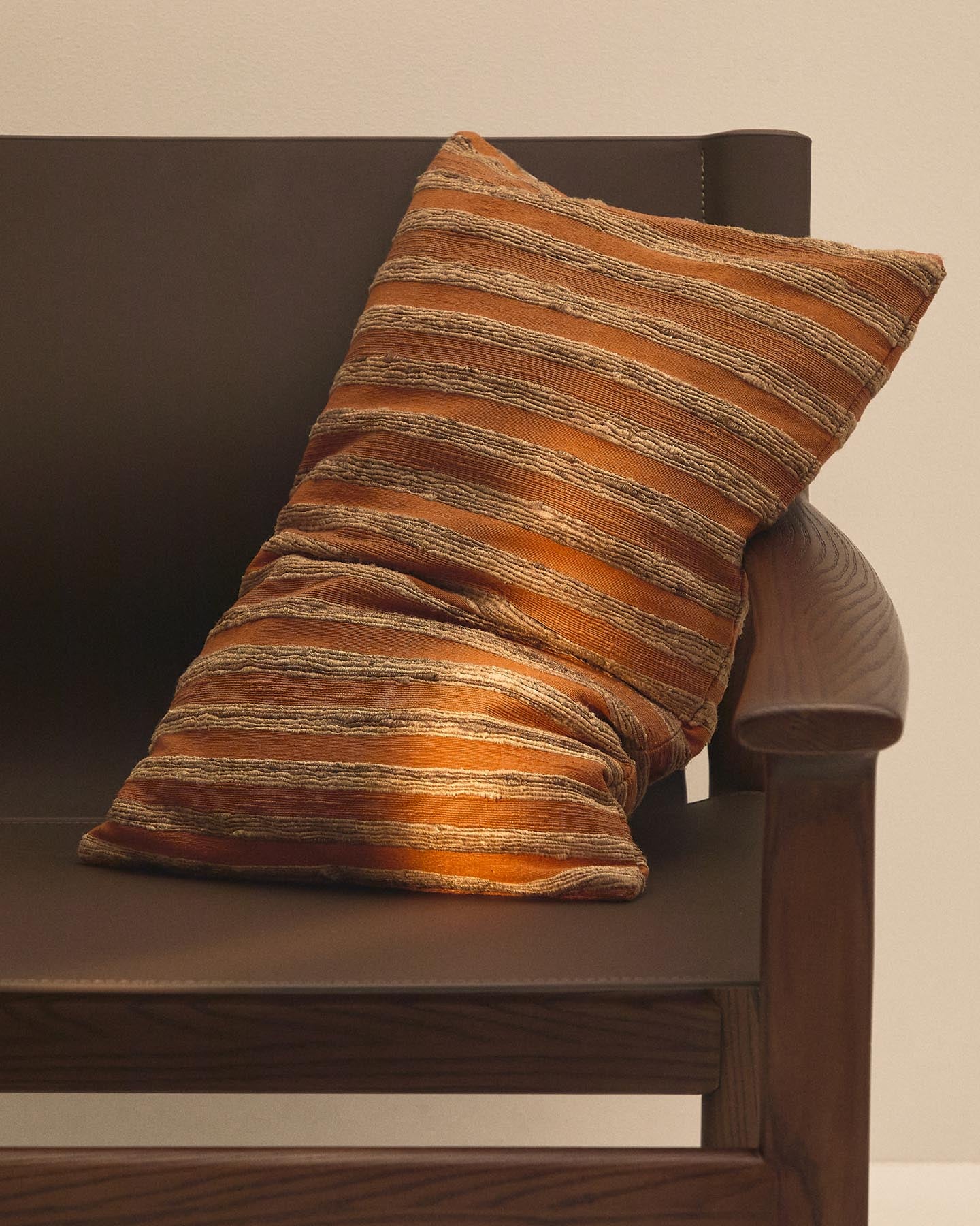 Kissenbezug Dorevi aus einer Seidenmischung mit orangen Jacquard-Streifen, 40 x 60 cm in Orange präsentiert im Onlineshop von KAQTU Design AG. Deko Kissenbezug ist von Kave Home