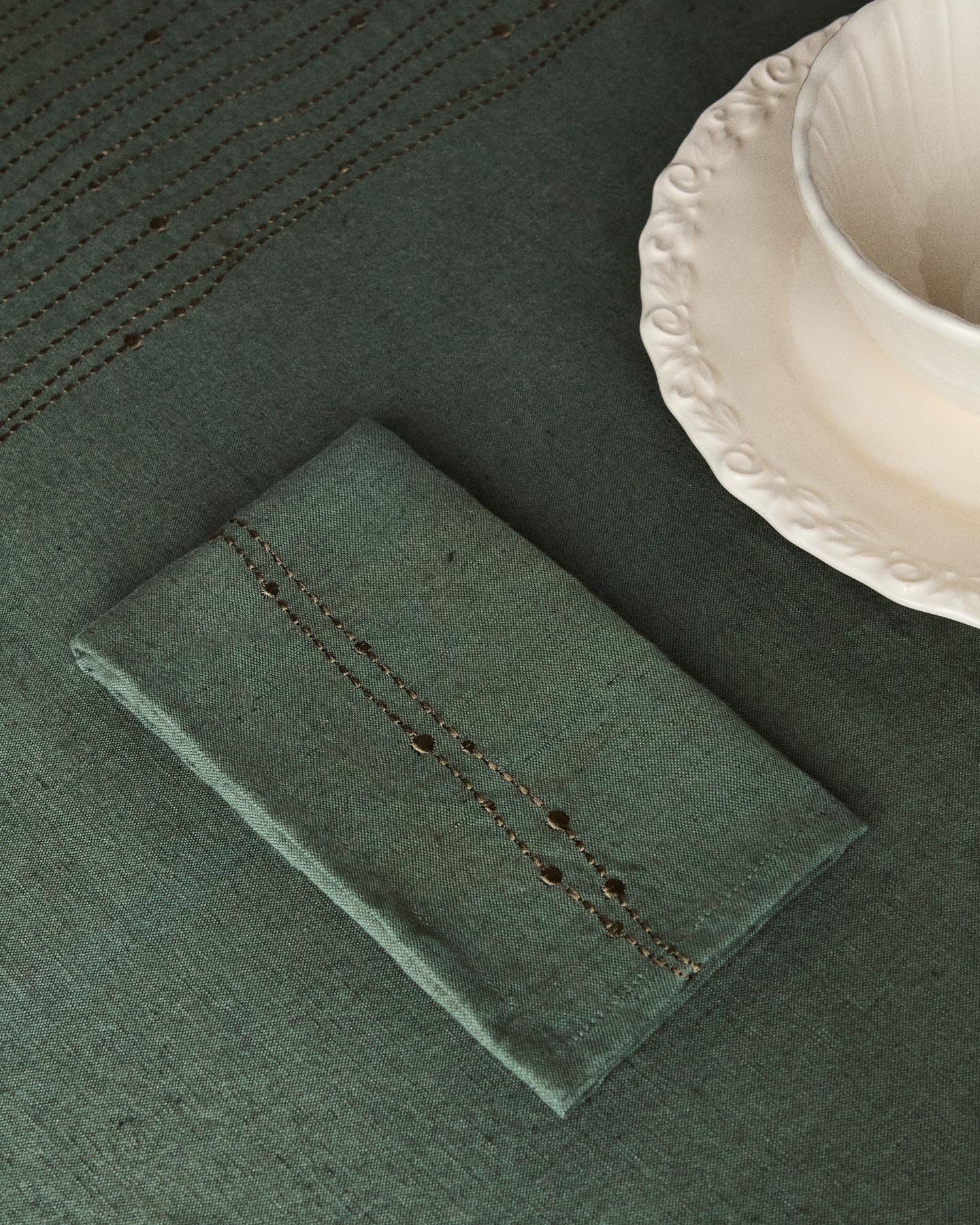 Set Flia aus 2 Servietten aus Leinen und Baumwolle, grün mit goldfarbener Lurexstickerei, 30 x 30 cm in Grün präsentiert im Onlineshop von KAQTU Design AG. Servietten ist von Kave Home