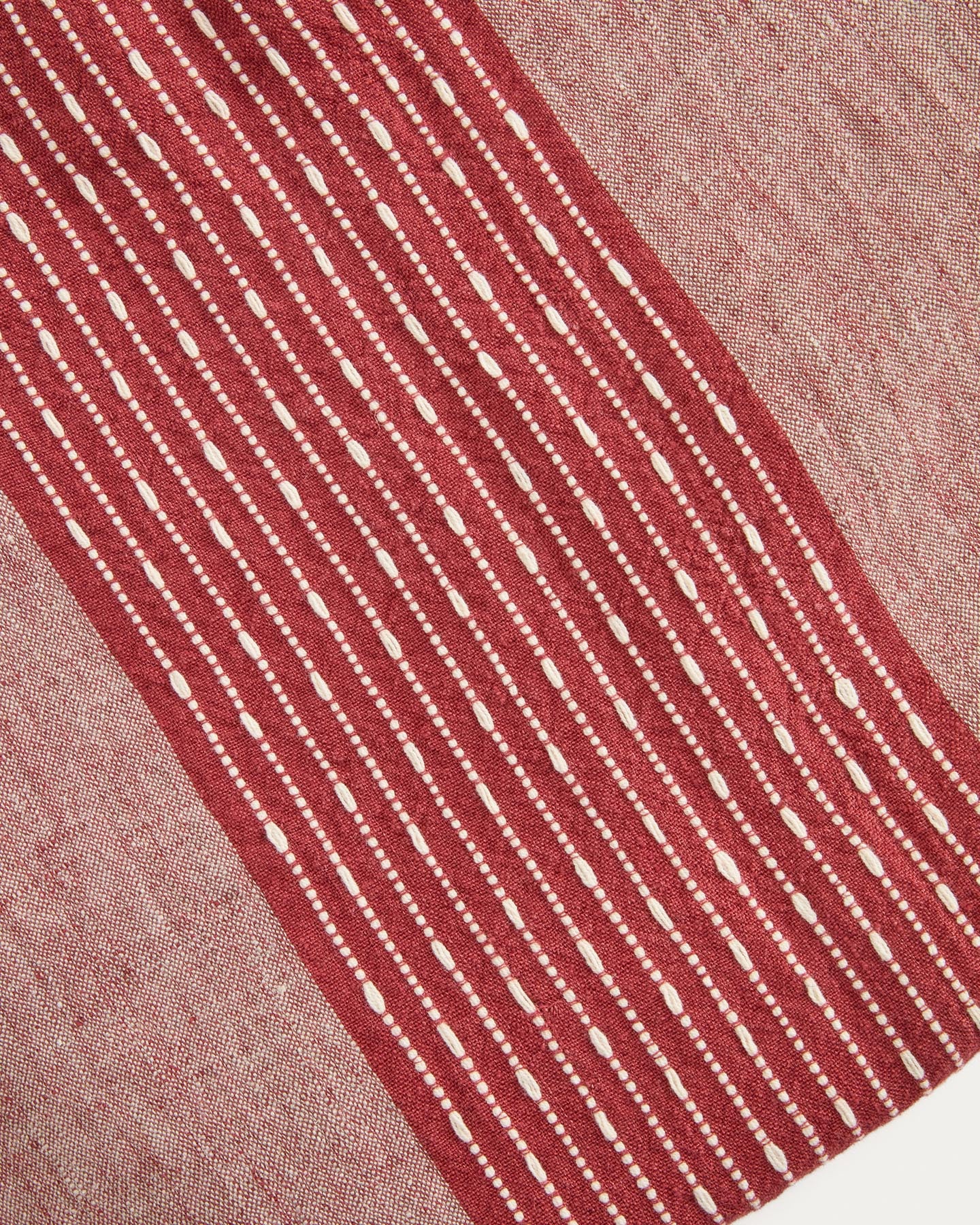 Tischdecke Calena aus Leinen-Jacquard mit rotem Mittelstreifen 150 x 250 cm in Rot präsentiert im Onlineshop von KAQTU Design AG. Tischdecke ist von Kave Home