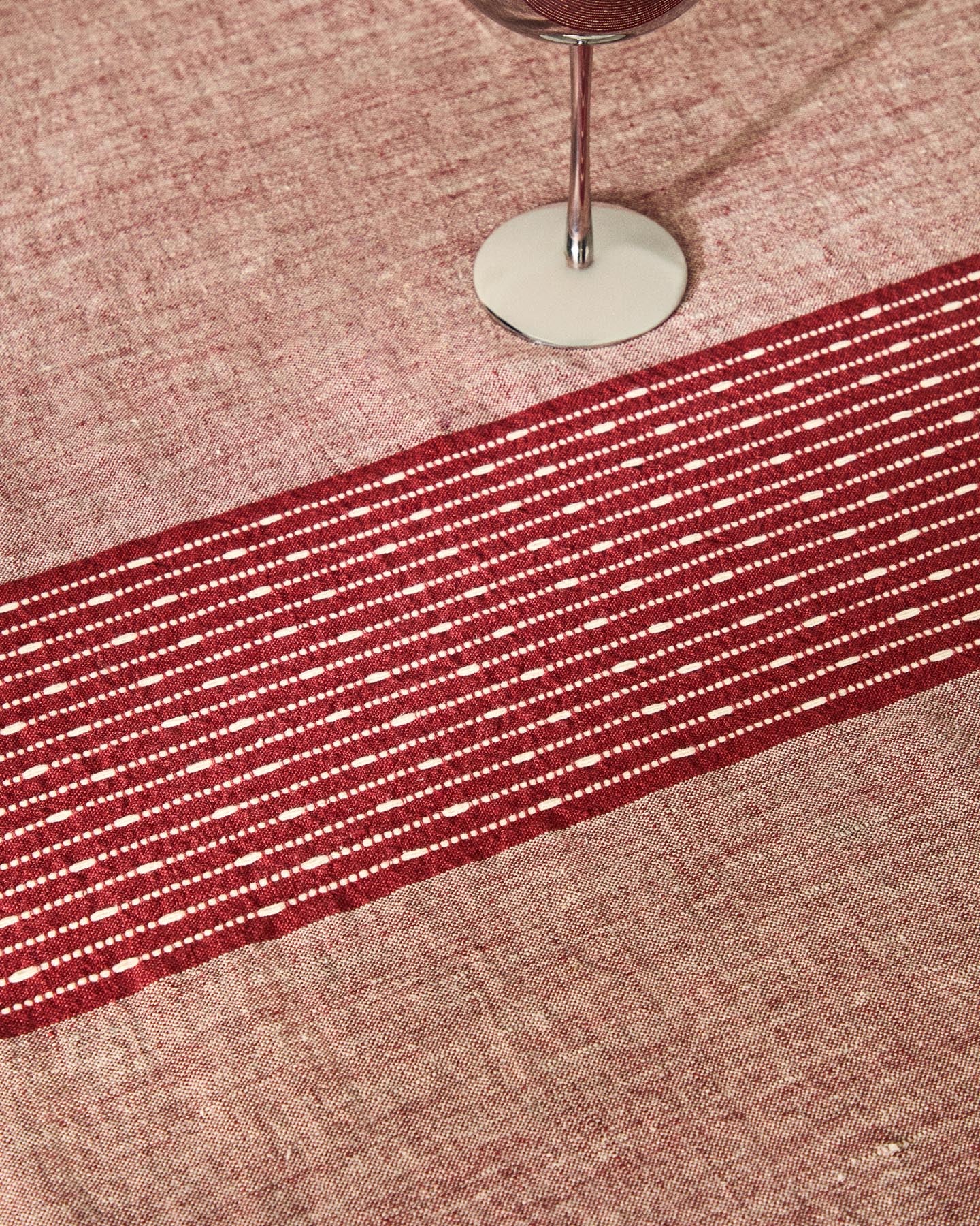 Tischdecke Calena aus Leinen-Jacquard mit rotem Mittelstreifen 150 x 250 cm in Rot präsentiert im Onlineshop von KAQTU Design AG. Tischdecke ist von Kave Home