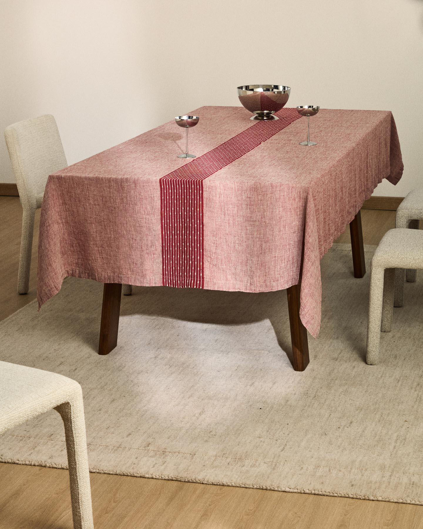 Tischdecke Calena aus Leinen-Jacquard mit rotem Mittelstreifen 150 x 250 cm in Rot präsentiert im Onlineshop von KAQTU Design AG. Tischdecke ist von Kave Home