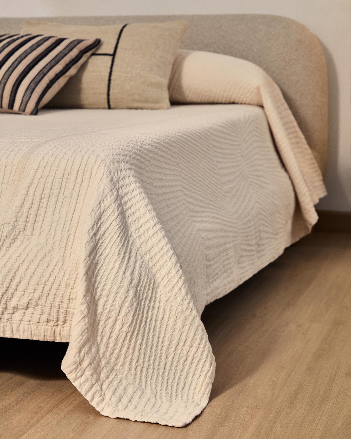 Tagesdecke Raylo aus 100 % Baumwolle mit Streifenstruktur für 150/160 Betten in Ecru präsentiert im Onlineshop von KAQTU Design AG. Duvet ist von Kave Home