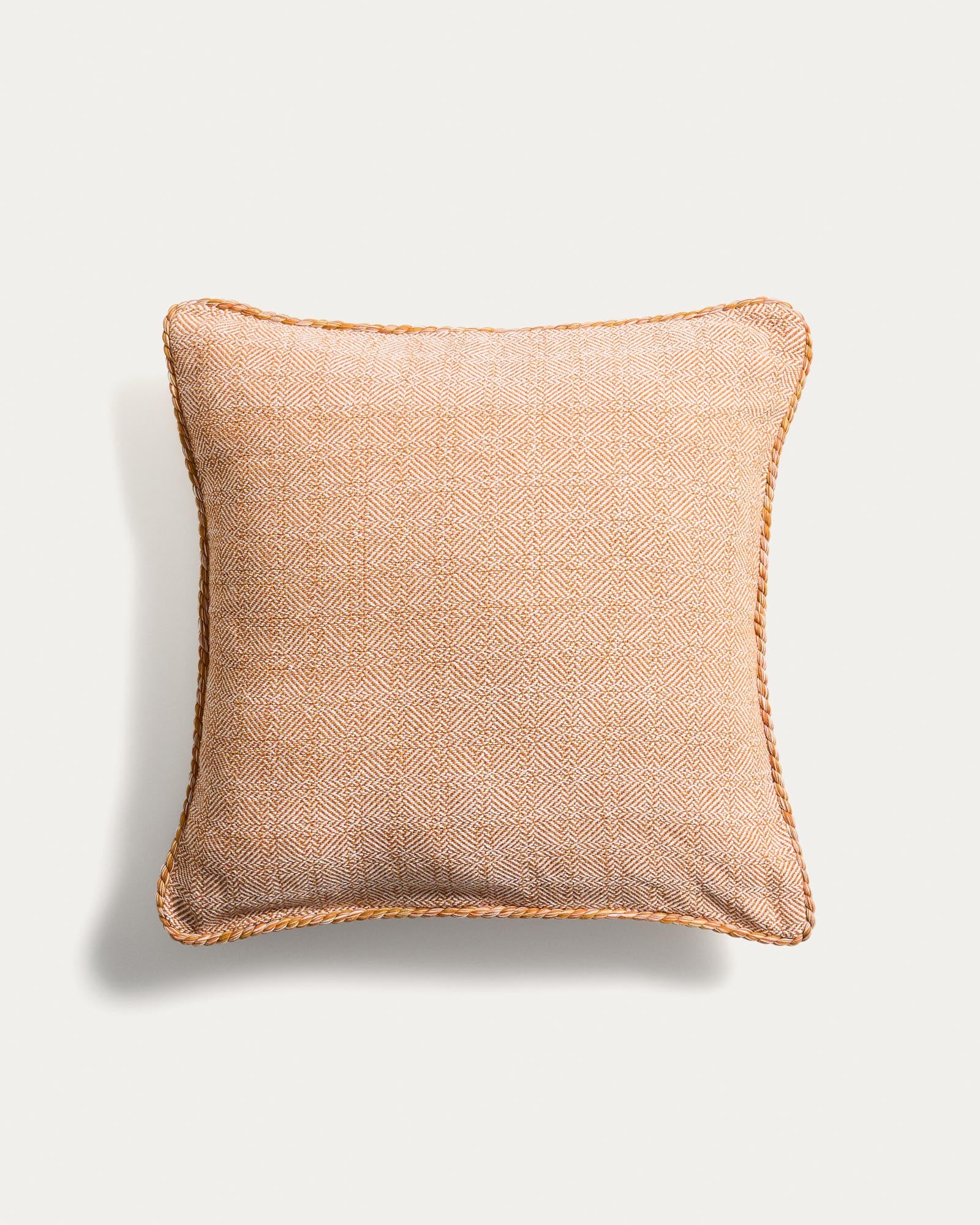 Kissenbezug Filor aus Baumwolle mit orangefarbenem Flechtdetail, 50 x 50 cm in Orange präsentiert im Onlineshop von KAQTU Design AG. Deko Kissenbezug ist von Kave Home