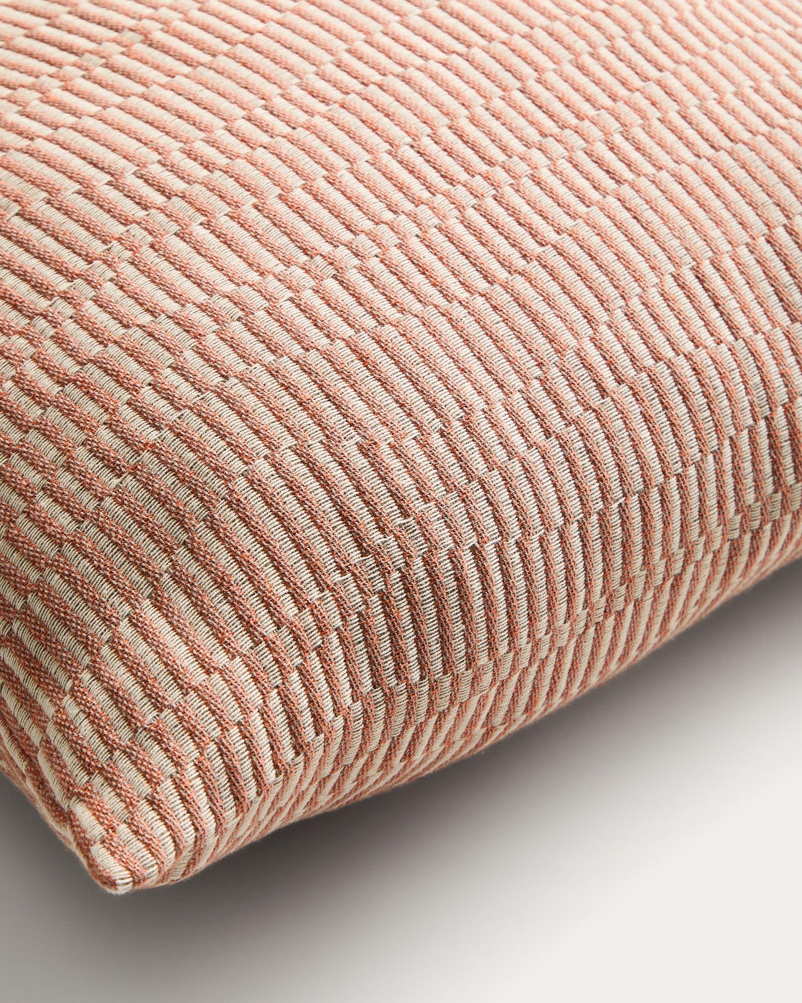Stylischer Kissenbezug Nerel in warmem Orange, gefertigt aus hochwertigem Baumwolle-Leinen-Jacquard, 50 x 50 cm, ideal für moderne Wohnräume.